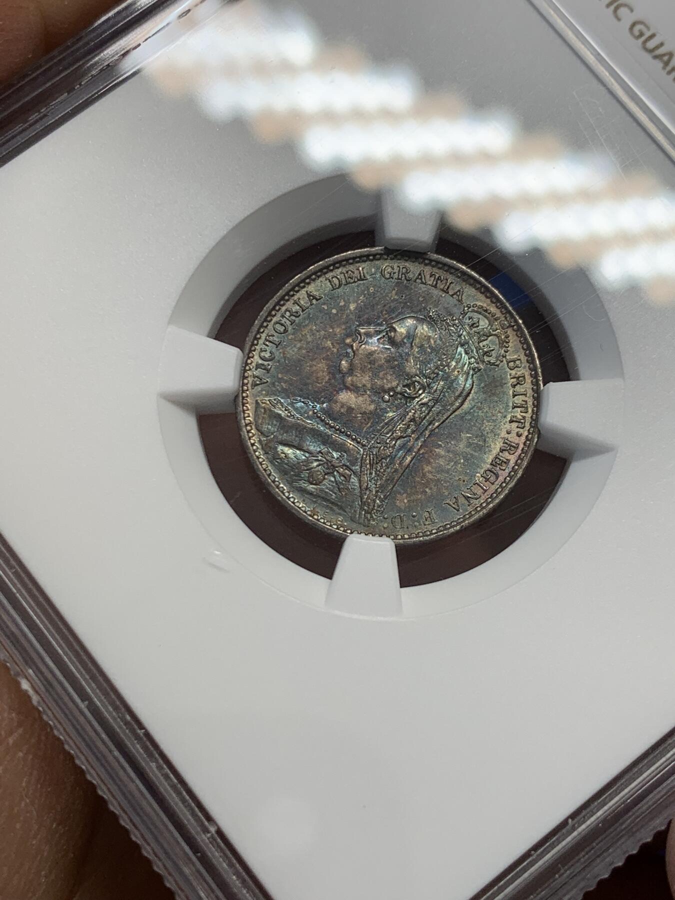 《竞宝斋》第347场 周日，周一，周二  3场连拍 （全场包邮） NGC MS62  英国1887年维多利亚高冠数字版6便士 酱彩包浆 很难得