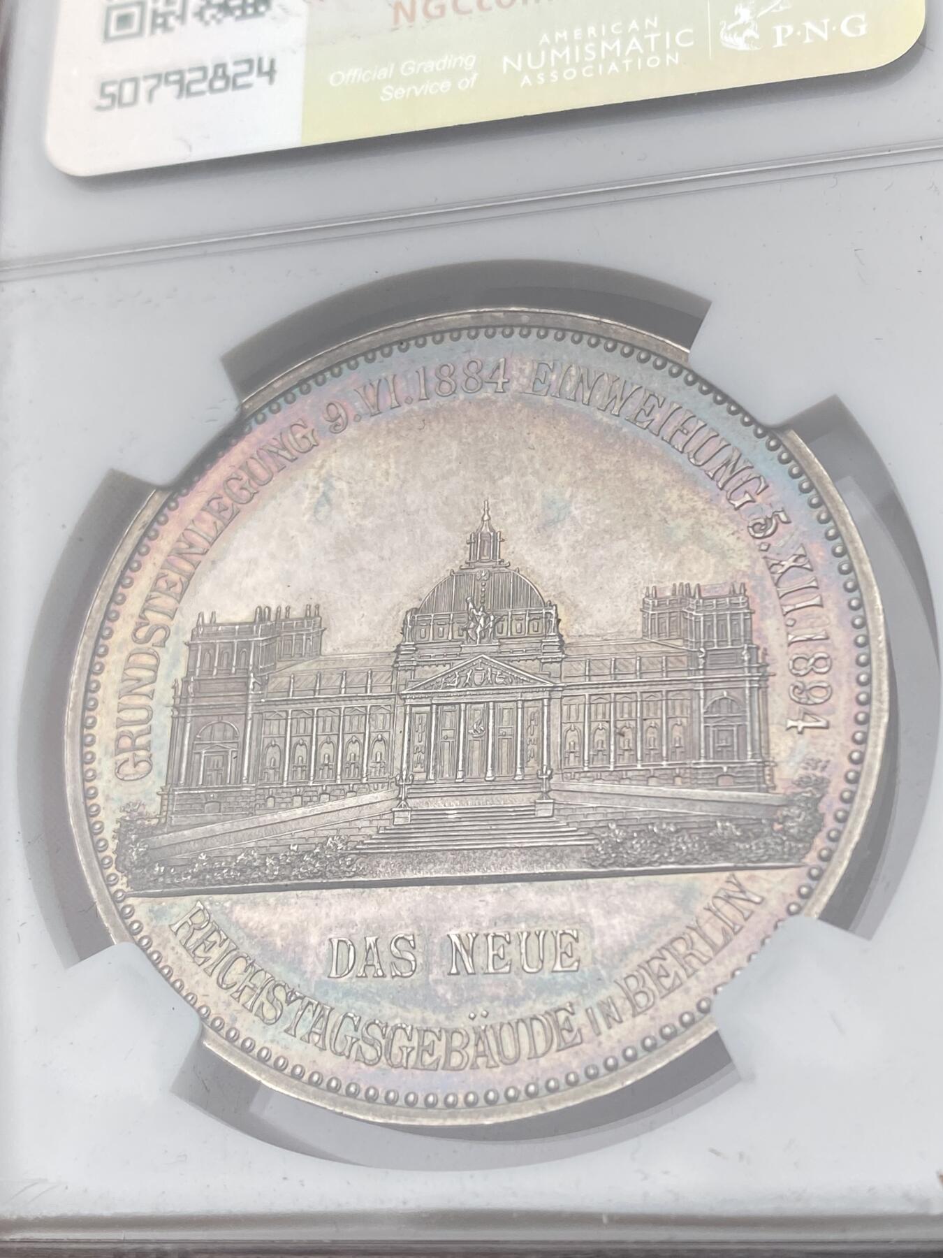 万国钱币拍卖第041期 NGC MS64 1894年德国威廉二世德意志国会大厦在柏林竣工落成纪念大银章 高浮雕厚重 威廉二世戎装像异常威武 细节状态和彩虹般的七彩包浆令人赞叹 NGC唯一最高冠军分