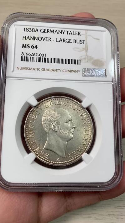万国钱币拍卖第041期 NGC MS64 1838年德国汉诺威奥古斯特一世大头版英式盾徽流通1泰勒 超神全深打丝绸底板唯一亚军分 高品难度相当大的品种