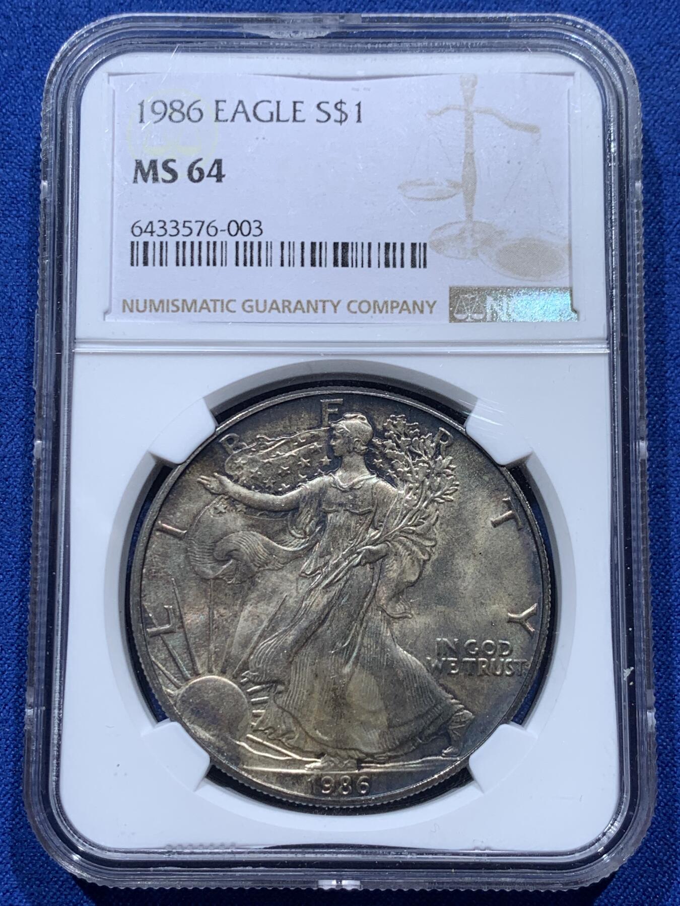 《竞宝斋》第347场 周日，周一，周二  3场连拍 （全场包邮） NGC MS64 美国 1986年 行走的女神 1美元银币 底板转光，双面五彩浓厚包浆，底板状态极好。