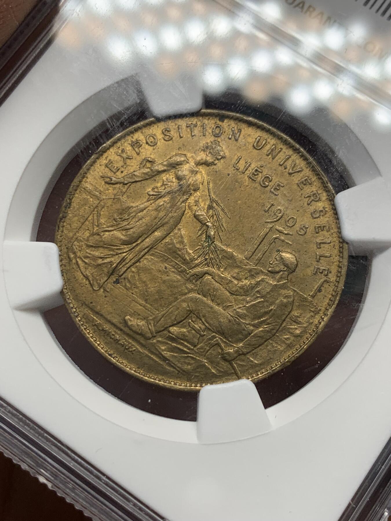 《竞宝斋》第347场 周日，周一，周二  3场连拍 （全场包邮） NGC MS63 比利时1905年世博会铜章，黄铜版。女神与狮子，经典设计。元素丰富，细节满满。高分好状态
