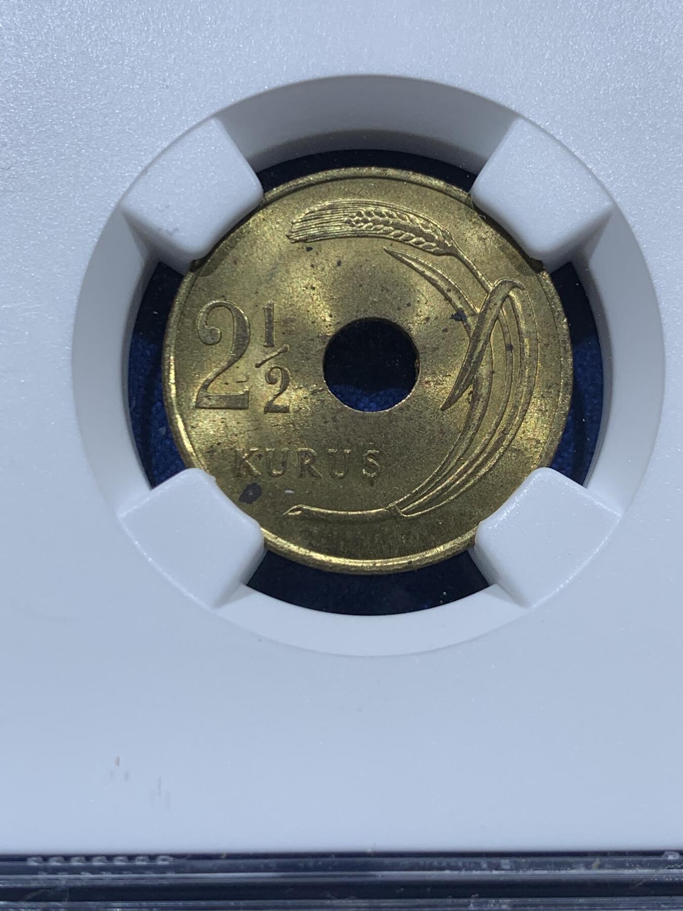 《竞宝斋》第347场 周日，周一，周二  3场连拍 （全场包邮） 两枚一组 NGC MS63 少见！ 1949土耳其1库鲁&2.5库鲁 非常稀有的一组黄铜币 关键是品相非常好 两面转光 百里挑一的品相
