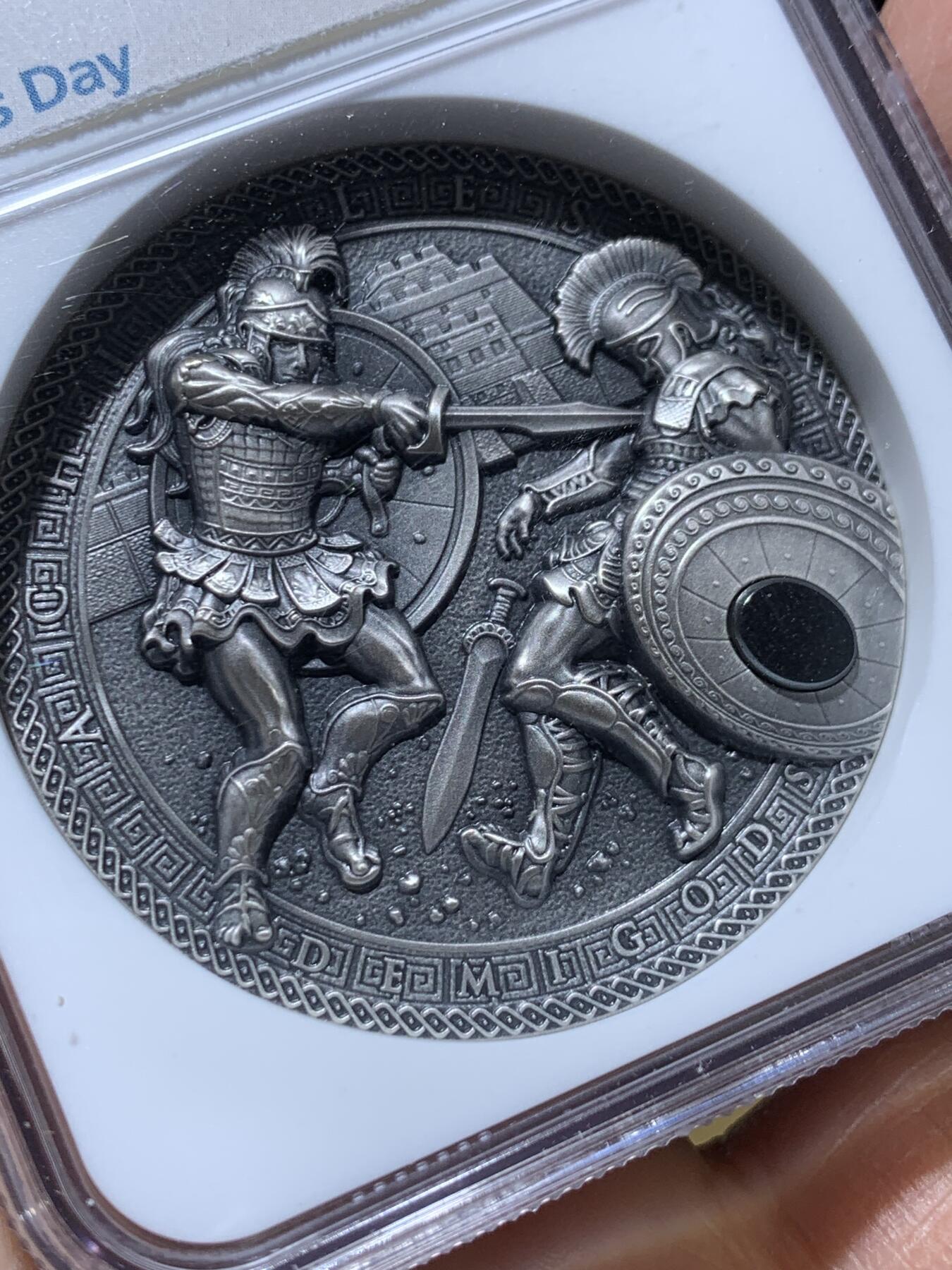 《竞宝斋》第347场 周日，周一，周二  3场连拍 （全场包邮） NGC MS69ANTIQUED 纽埃2017年半神系列“阿喀琉斯大战赫克托耳”2盎司超高浮雕仿古镶嵌黑曜石银币，高分，父亲节特殊标签，原盒证书，发行量650枚。