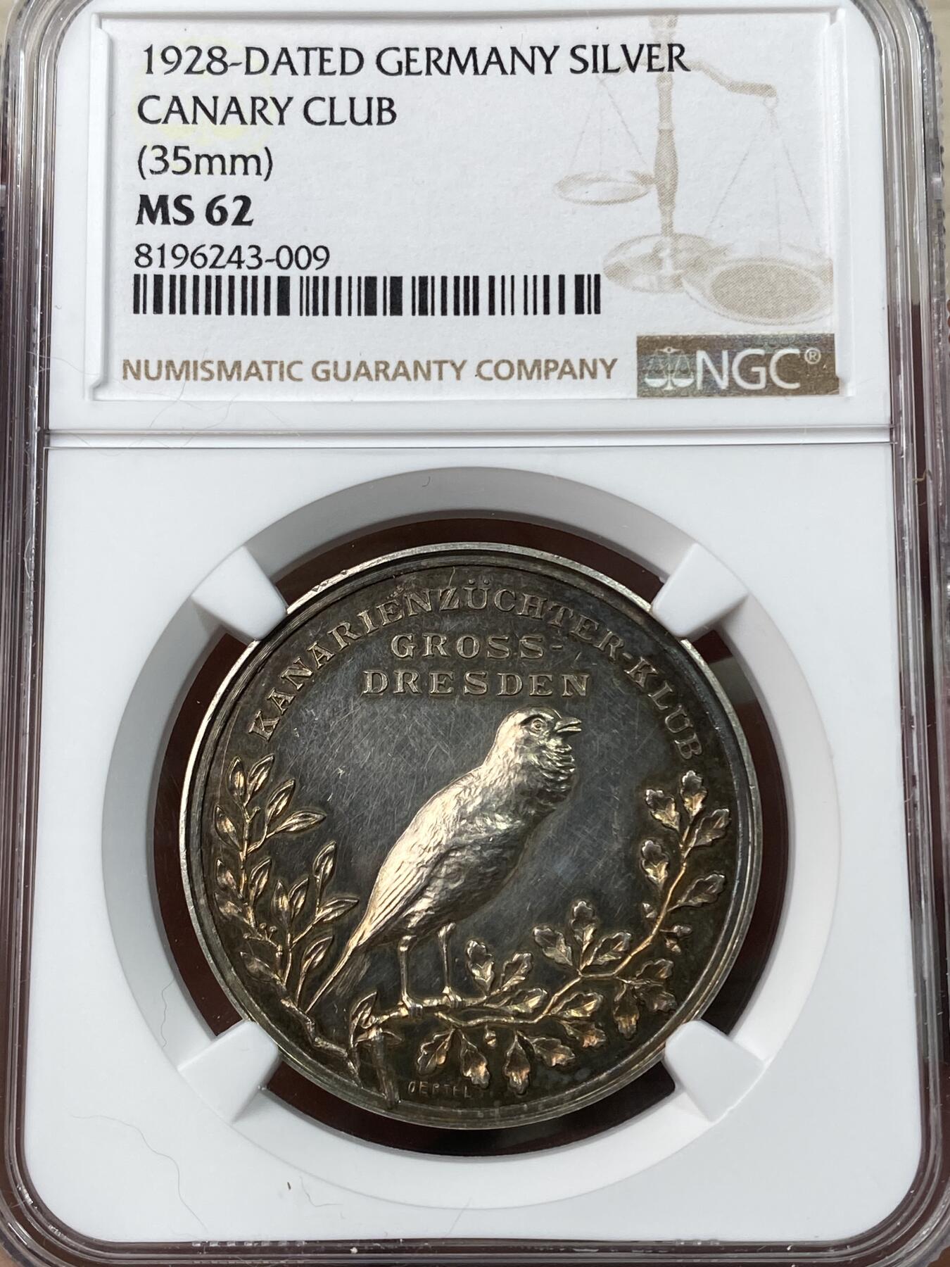 万国钱币拍卖第041期 NGC MS62 1928年德国萨克森-德累斯顿金丝雀育种者俱乐部荣誉银章 罕见的栩栩如生的金丝雀配城市盾徽 精美异常收藏级
