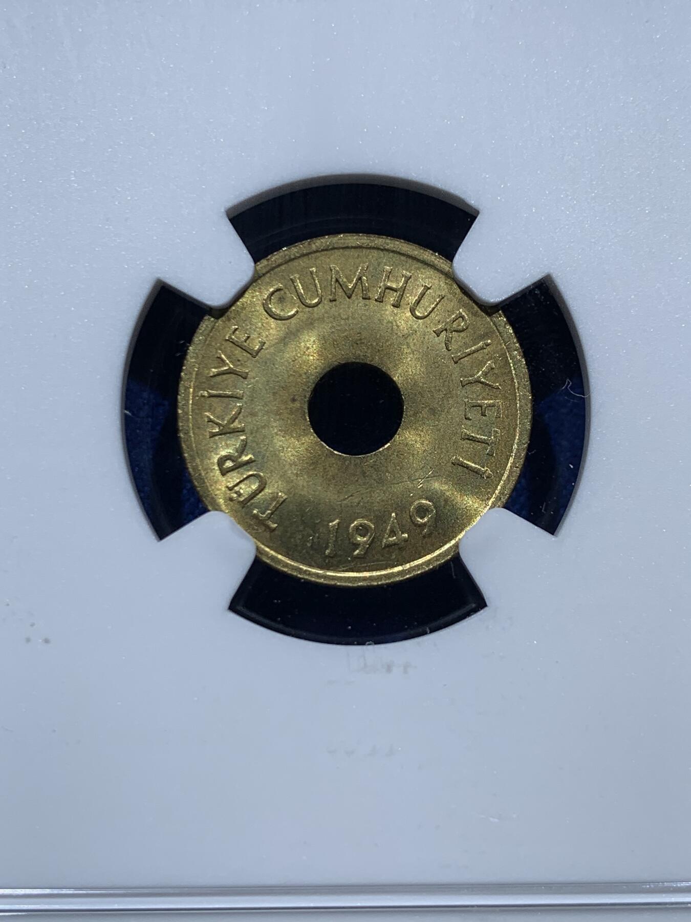 《竞宝斋》第347场 周日，周一，周二  3场连拍 （全场包邮） 两枚一组 NGC MS63 少见！ 1949土耳其1库鲁&2.5库鲁 非常稀有的一组黄铜币 关键是品相非常好 两面转光 百里挑一的品相