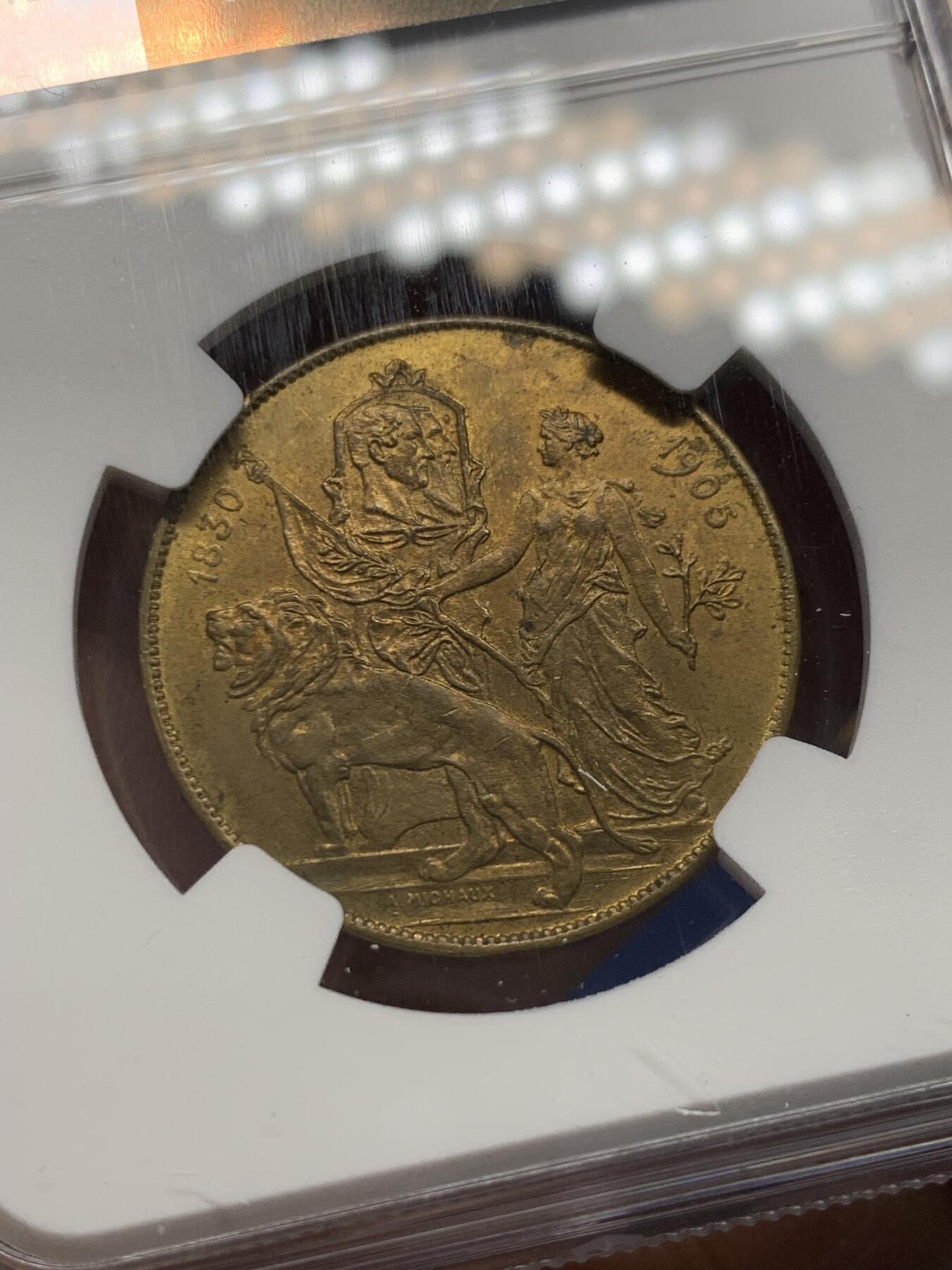 《竞宝斋》第347场 周日，周一，周二  3场连拍 （全场包邮） NGC MS63 比利时1905年世博会铜章，黄铜版。女神与狮子，经典设计。元素丰富，细节满满。高分好状态