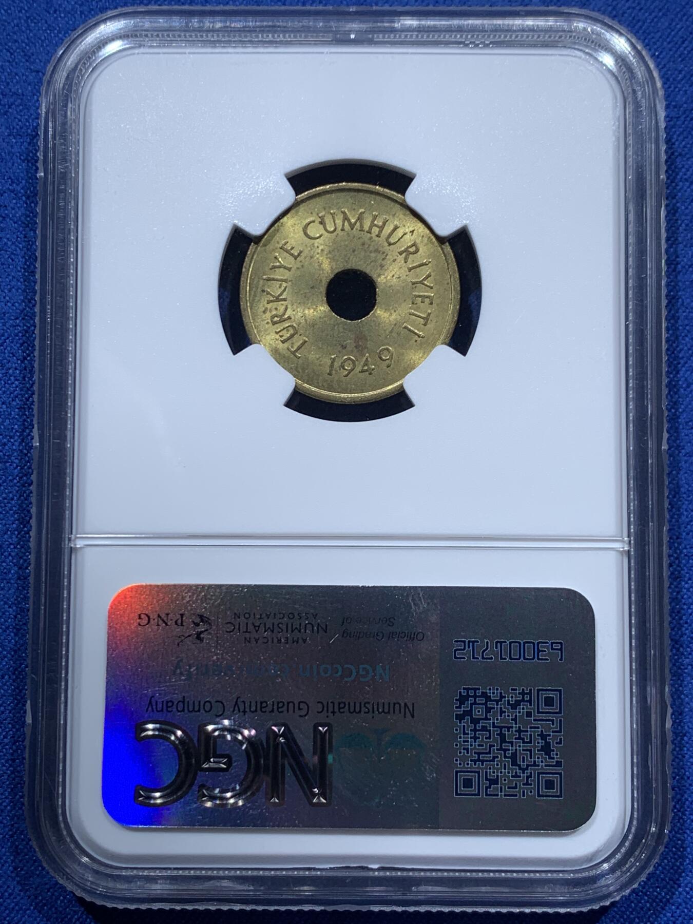 《竞宝斋》第347场 周日，周一，周二  3场连拍 （全场包邮） 两枚一组 NGC MS63 少见！ 1949土耳其1库鲁&2.5库鲁 非常稀有的一组黄铜币 关键是品相非常好 两面转光 百里挑一的品相