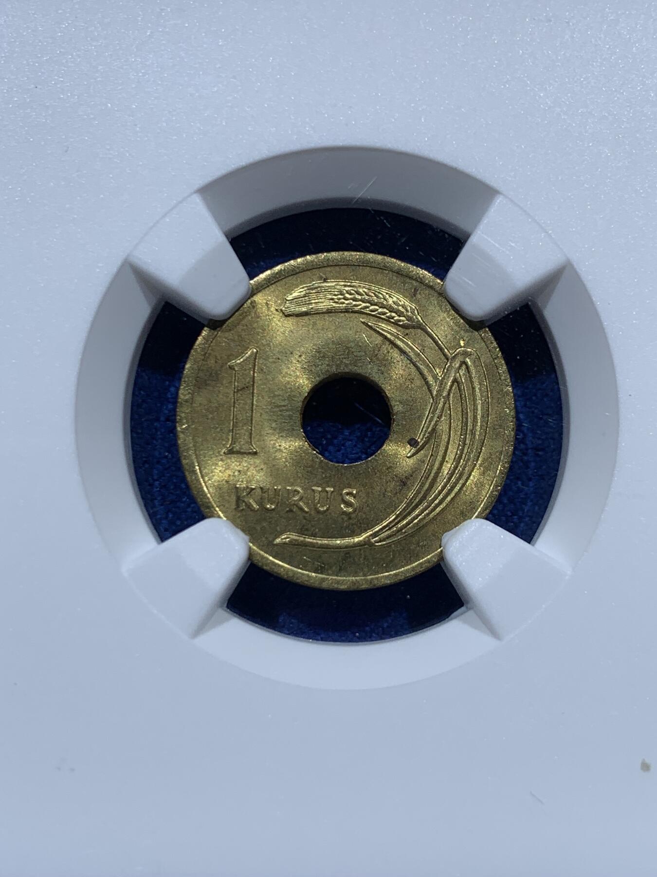 《竞宝斋》第347场 周日，周一，周二  3场连拍 （全场包邮） 两枚一组 NGC MS63 少见！ 1949土耳其1库鲁&2.5库鲁 非常稀有的一组黄铜币 关键是品相非常好 两面转光 百里挑一的品相