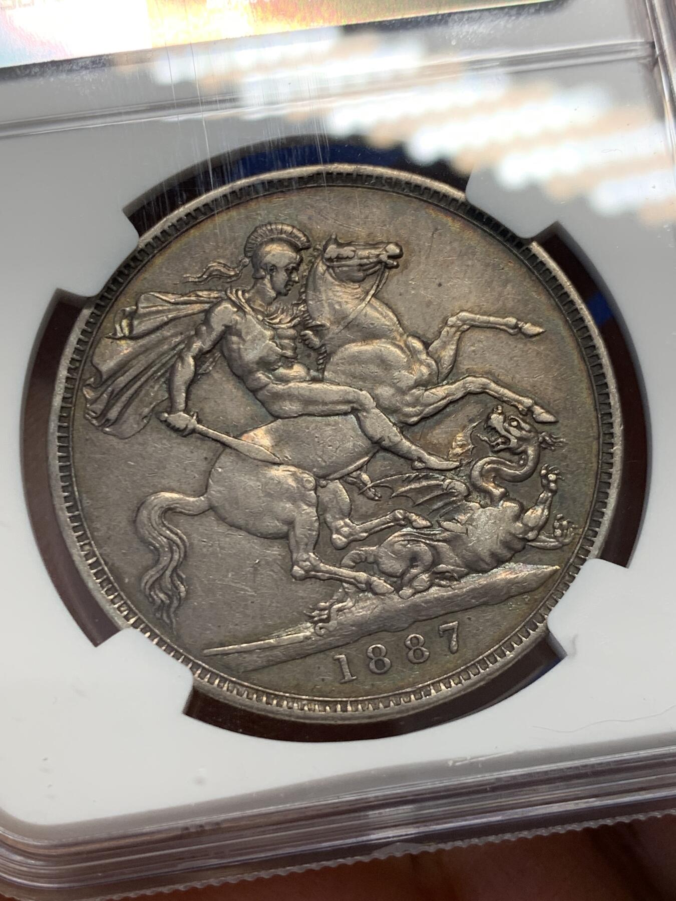 《竞宝斋》第347场 周日，周一，周二  3场连拍 （全场包邮） NGC XF40 英国1887年维多利亚高冠马剑银币  难得老酱彩  细节明显好于同分