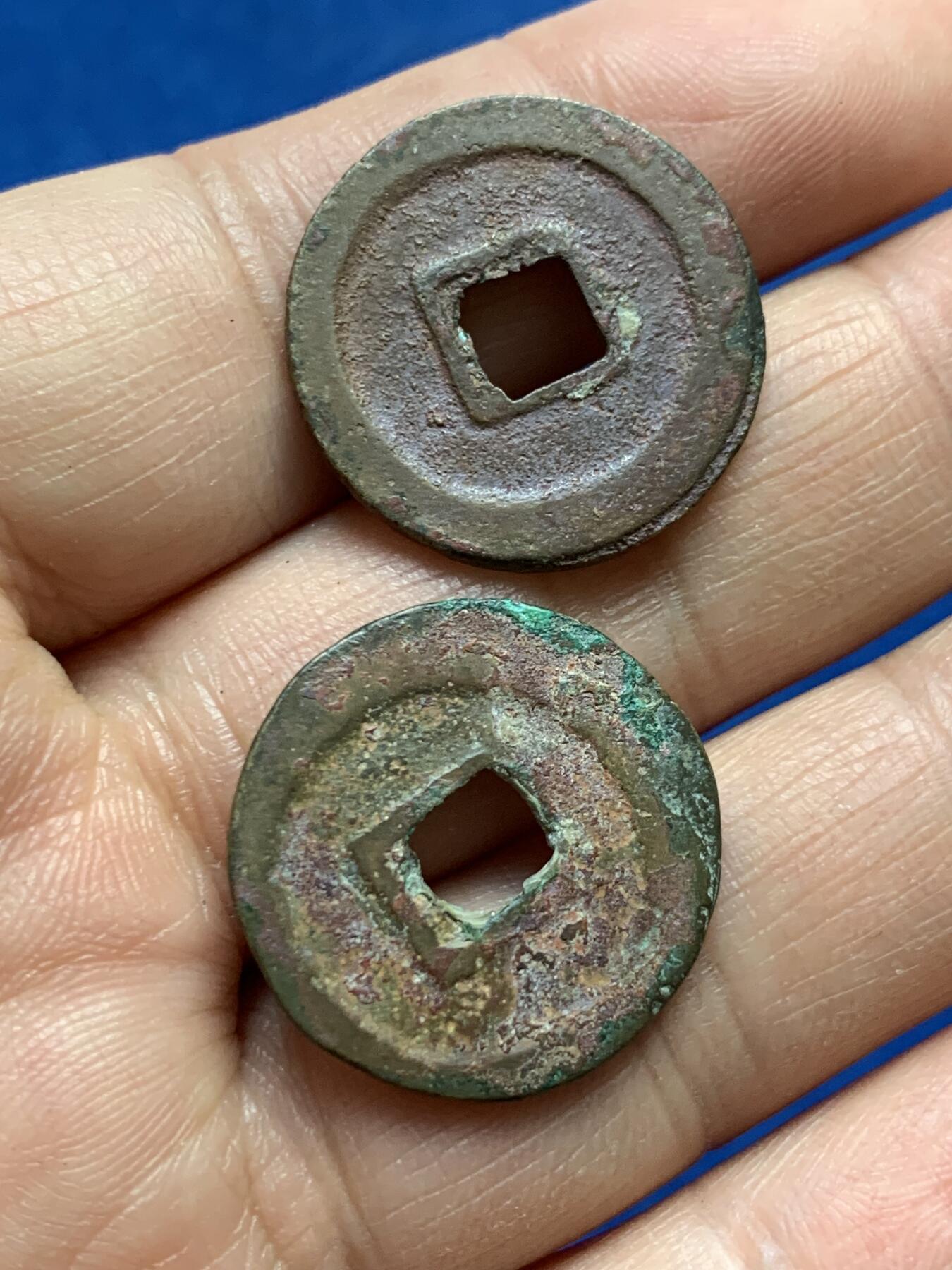 《竞宝斋》第347场 周日，周一，周二  3场连拍 （全场包邮） 4枚一组 雍正通宝宝苏26+一枚，适合当做五帝钱，熙宁通宝两枚，朱砂鬼天启一枚。雍正和鬼天启应该是水坑 骨子非常薄 细节见图