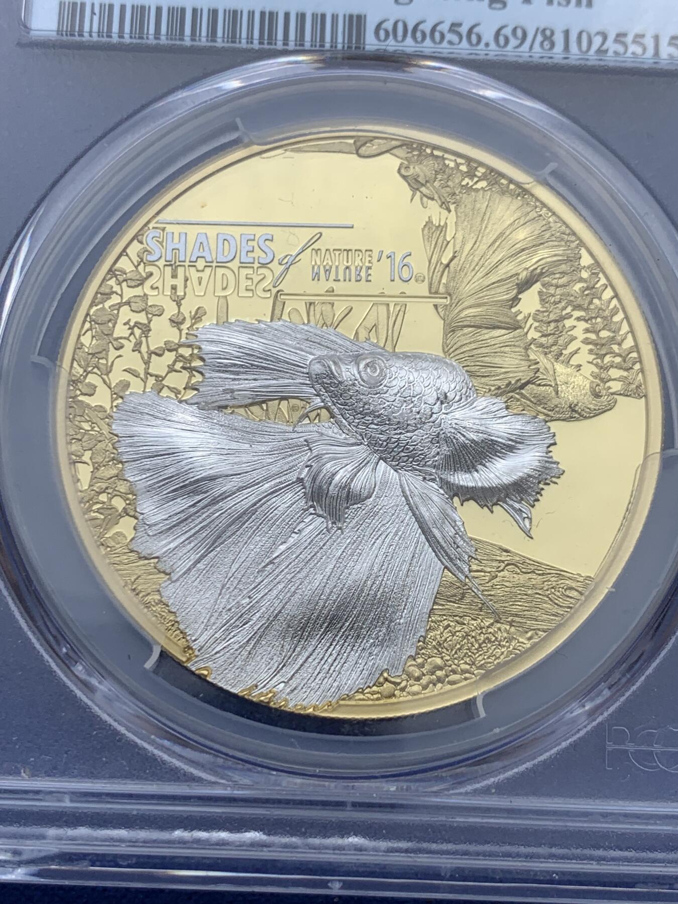 《竞宝斋》第347场 周日，周一，周二  3场连拍 （全场包邮） PCGS PR69DCAM 库克2016年“大自然光彩”系列斗鱼高浮雕镀金精制银币，发行量2000枚。