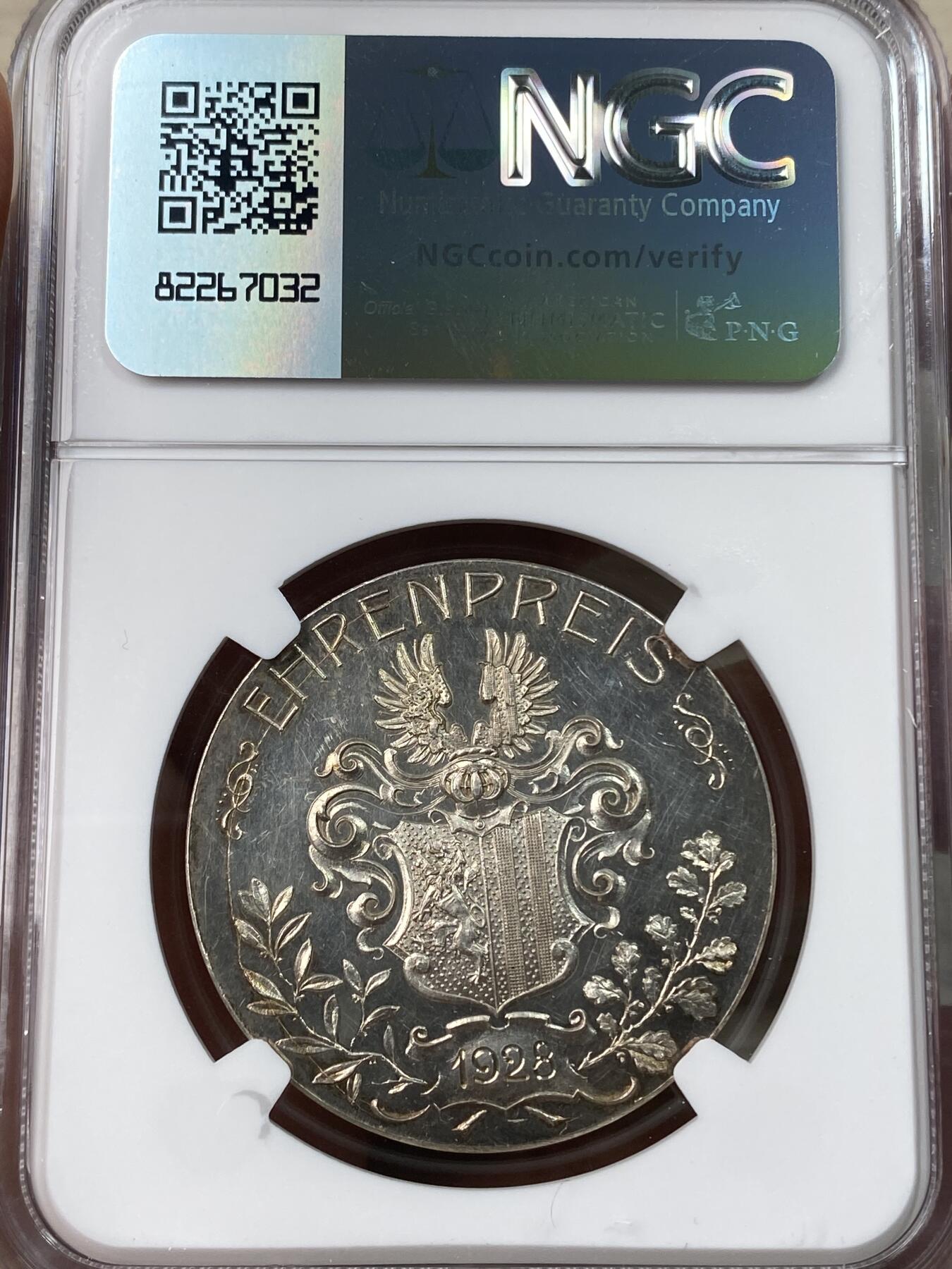 万国钱币拍卖第041期 NGC MS62 1928年德国萨克森-德累斯顿金丝雀育种者俱乐部荣誉银章 罕见的栩栩如生的金丝雀配城市盾徽 精美异常收藏级