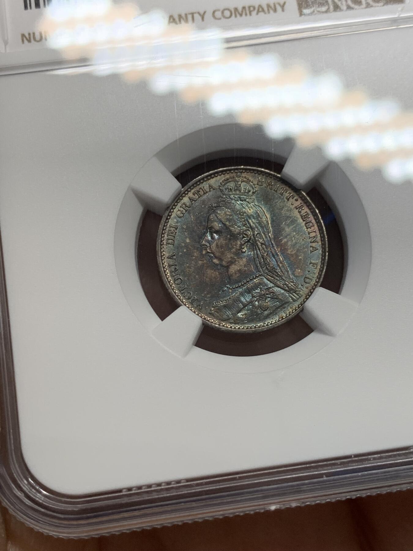 《竞宝斋》第347场 周日，周一，周二  3场连拍 （全场包邮） NGC MS62  英国1887年维多利亚高冠数字版6便士 酱彩包浆 很难得