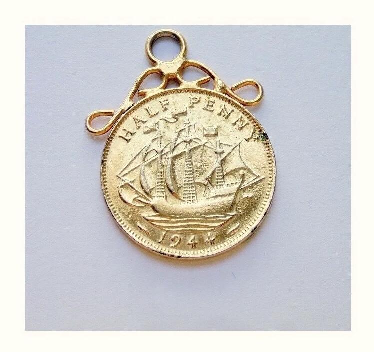 英国1944年二战期间乔治六世镀金高浮雕精制币章吊坠26MM