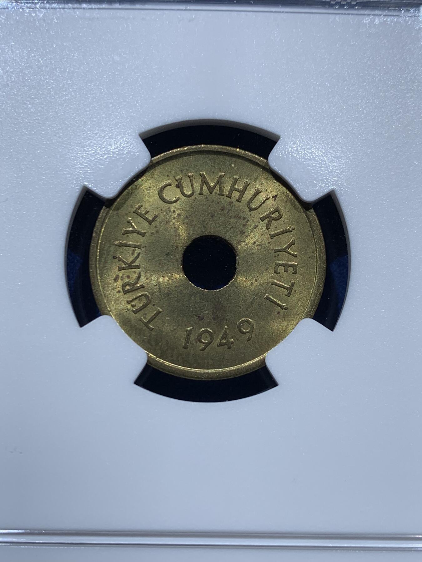 《竞宝斋》第347场 周日，周一，周二  3场连拍 （全场包邮） 两枚一组 NGC MS63 少见！ 1949土耳其1库鲁&2.5库鲁 非常稀有的一组黄铜币 关键是品相非常好 两面转光 百里挑一的品相