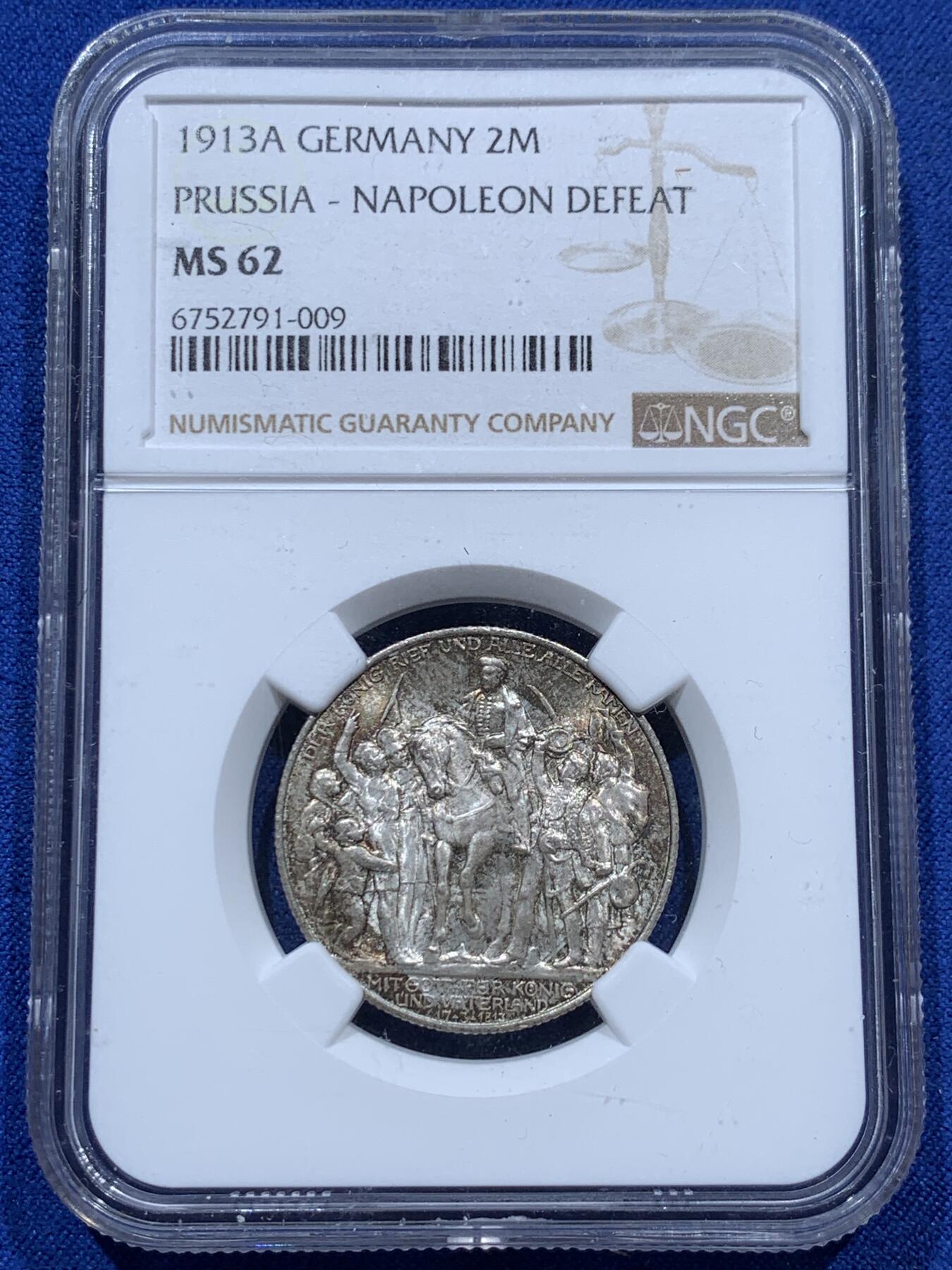 《竞宝斋》第347场 周日，周一，周二  3场连拍 （全场包邮） NGC MS62 德国1913年普鲁士击败拿破仑2马克纪念银币，原汁原味淡彩老包浆，包浆醇厚，状态极佳。