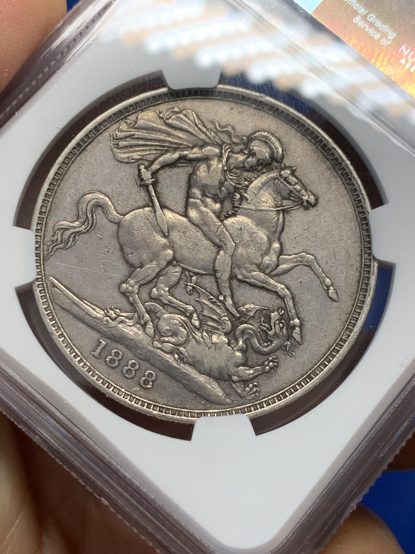 《竞宝斋》第347场 周日，周一，周二  3场连拍 （全场包邮） NGC XFD 英国1888年维多利亚高冠1克朗马剑银币 热门年份