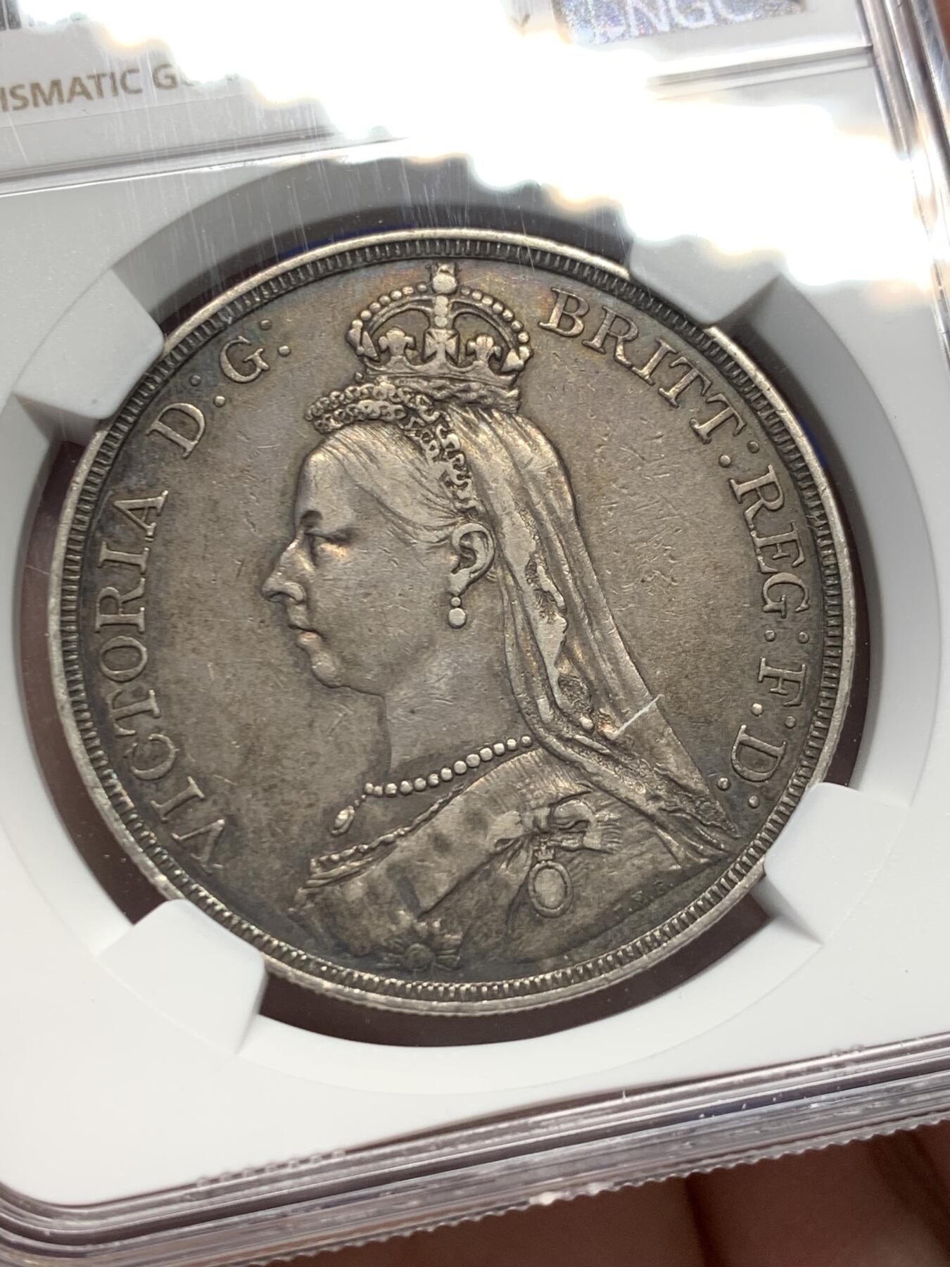 《竞宝斋》第347场 周日，周一，周二  3场连拍 （全场包邮） NGC XF40 英国1887年维多利亚高冠马剑银币  难得老酱彩  细节明显好于同分