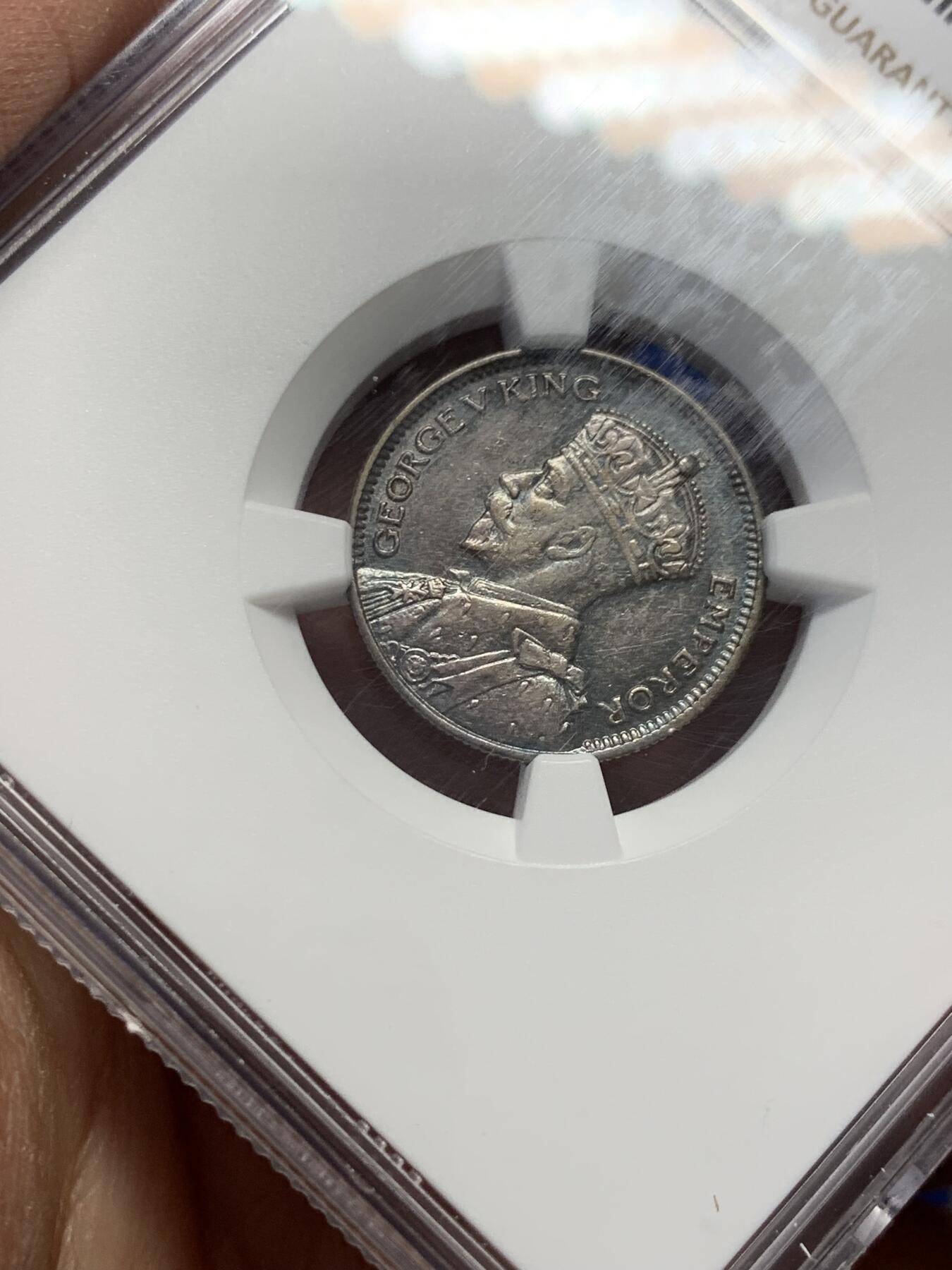 《竞宝斋》第347场 周日，周一，周二  3场连拍 （全场包邮） NGC AU55 斐济1935年海龟6便士银币，少见品种。深蓝彩包浆，实物细节上佳，低评
