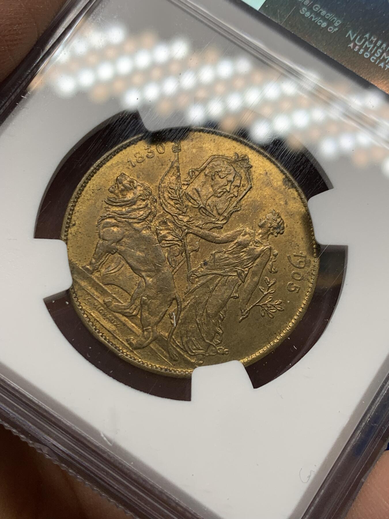 《竞宝斋》第347场 周日，周一，周二  3场连拍 （全场包邮） NGC MS63 比利时1905年世博会铜章，黄铜版。女神与狮子，经典设计。元素丰富，细节满满。高分好状态