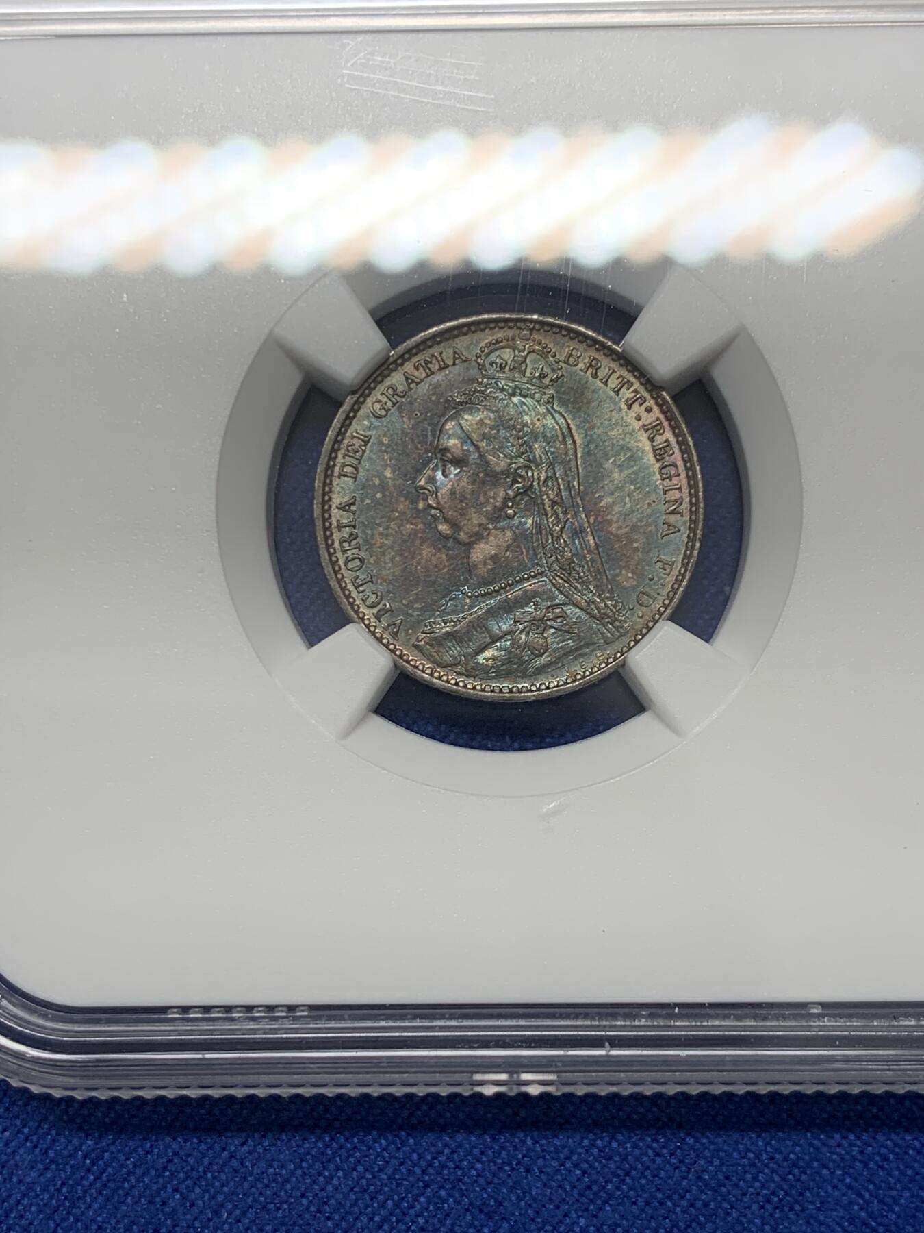 《竞宝斋》第347场 周日，周一，周二  3场连拍 （全场包邮） NGC MS62  英国1887年维多利亚高冠数字版6便士 酱彩包浆 很难得
