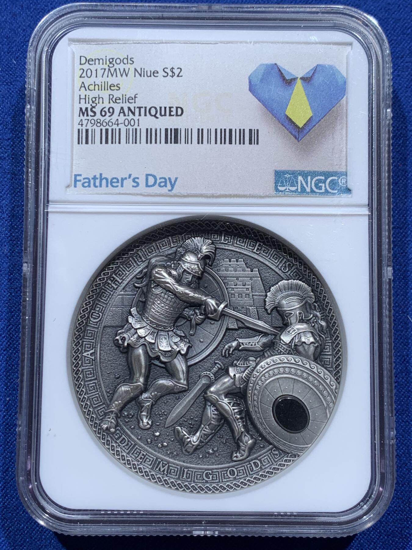 《竞宝斋》第347场 周日，周一，周二  3场连拍 （全场包邮） NGC MS69ANTIQUED 纽埃2017年半神系列“阿喀琉斯大战赫克托耳”2盎司超高浮雕仿古镶嵌黑曜石银币，高分，父亲节特殊标签，原盒证书，发行量650枚。