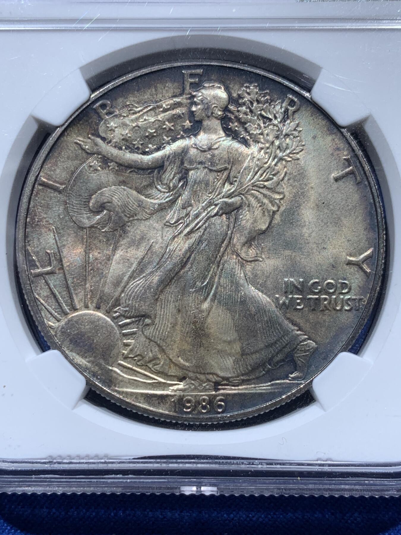 《竞宝斋》第347场 周日，周一，周二  3场连拍 （全场包邮） NGC MS64 美国 1986年 行走的女神 1美元银币 底板转光，双面五彩浓厚包浆，底板状态极好。