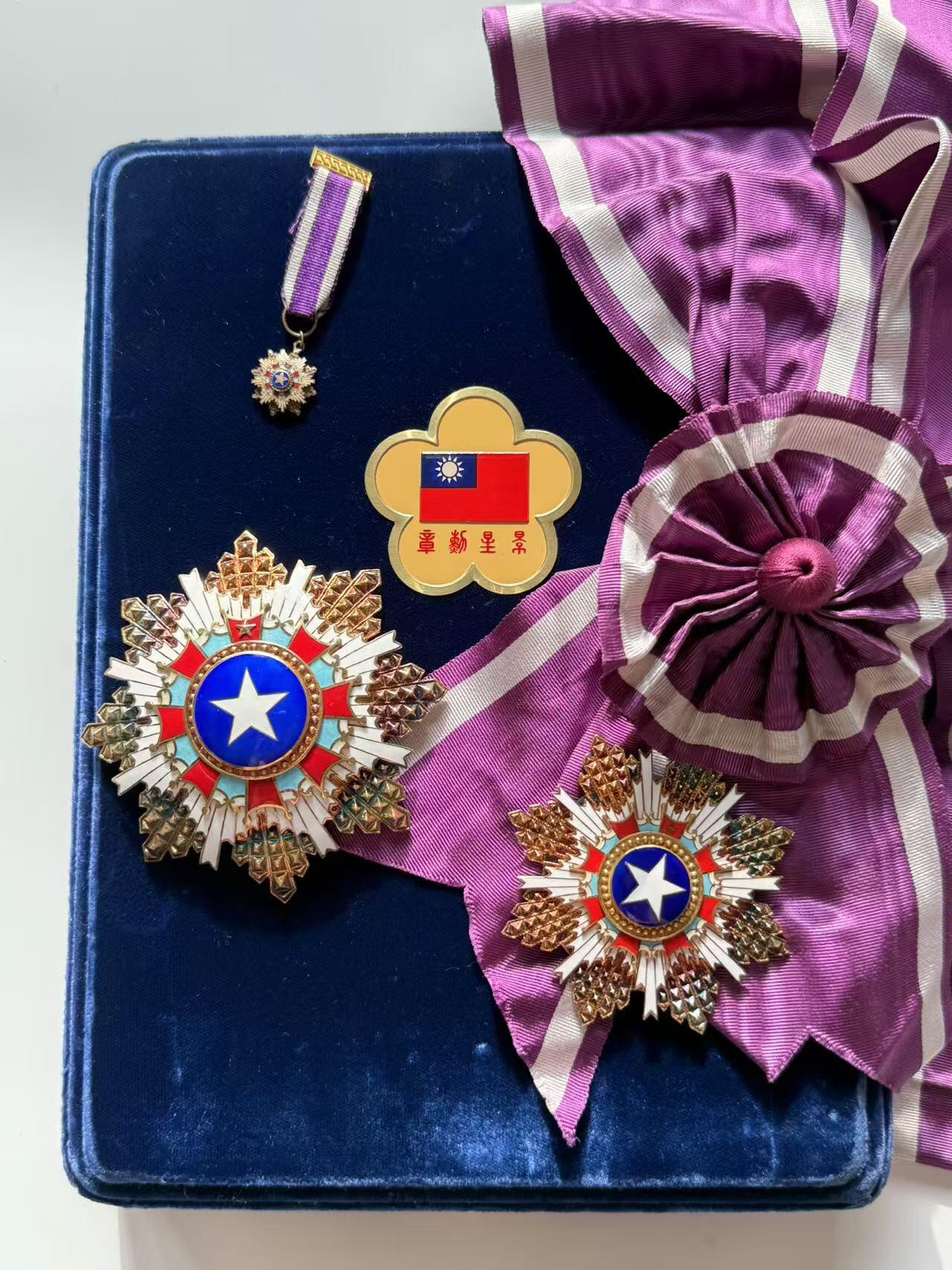 RimeNova韵星2025军品类春季拍卖会-- RimeNova 2025 Spring Militaria Sale 民国三等（紫色大绶）景星勋章，正章与星芒、mini一组，带原盒