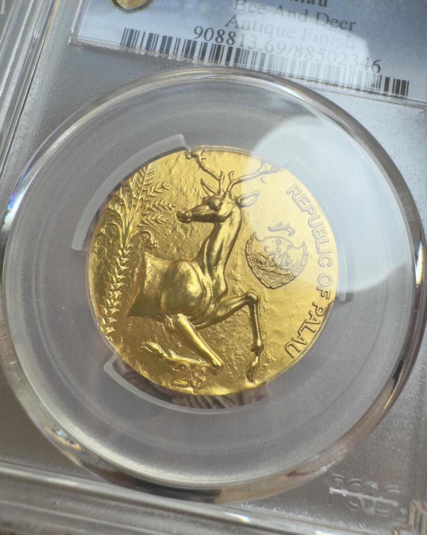 “一元初始，万象更新”新年新铺开张（第3期） 全场免押金出价 PCGS-MS69 帕劳蜜蜂和鹿15克镀金银币，仅发售500枚，色泽亮丽，寓意为“峰回路转”，寓意较好，是节日送礼的较好选择