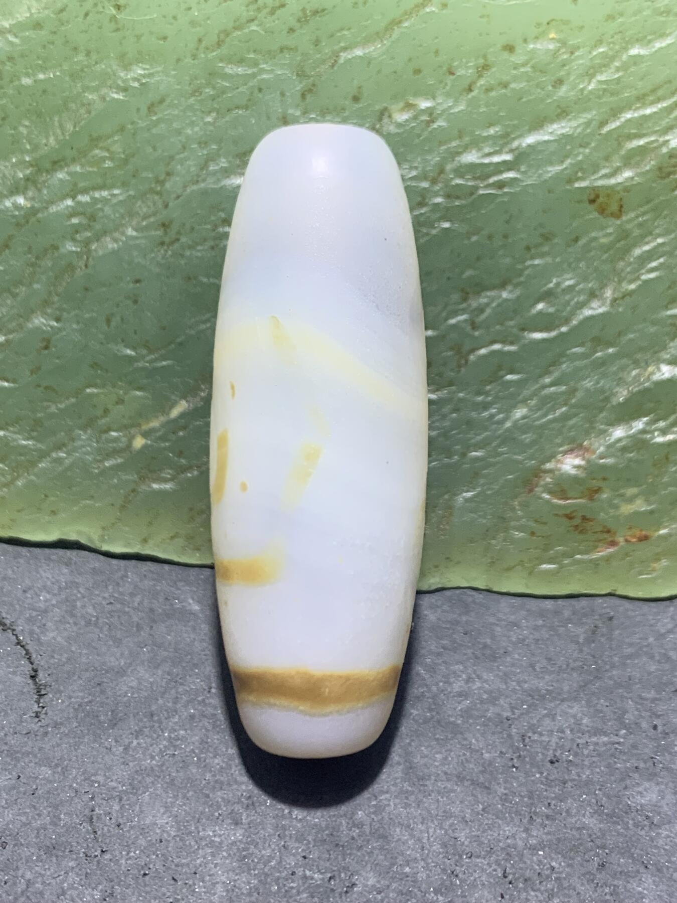 亚光冰透高玉化白缠丝玛瑙随形三眼天珠一颗，