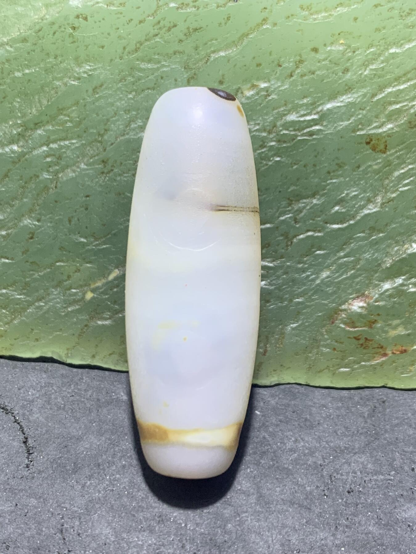 亚光冰透高玉化白缠丝玛瑙随形三眼天珠一颗，