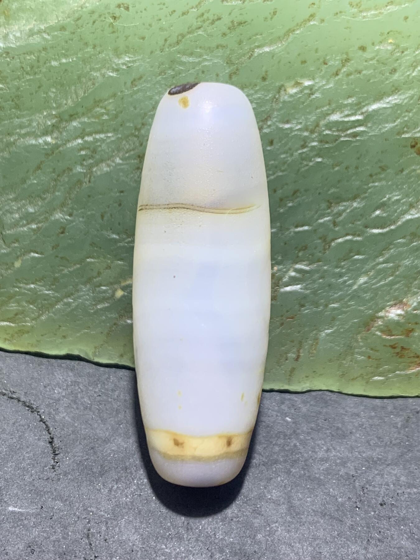 亚光冰透高玉化白缠丝玛瑙随形三眼天珠一颗，