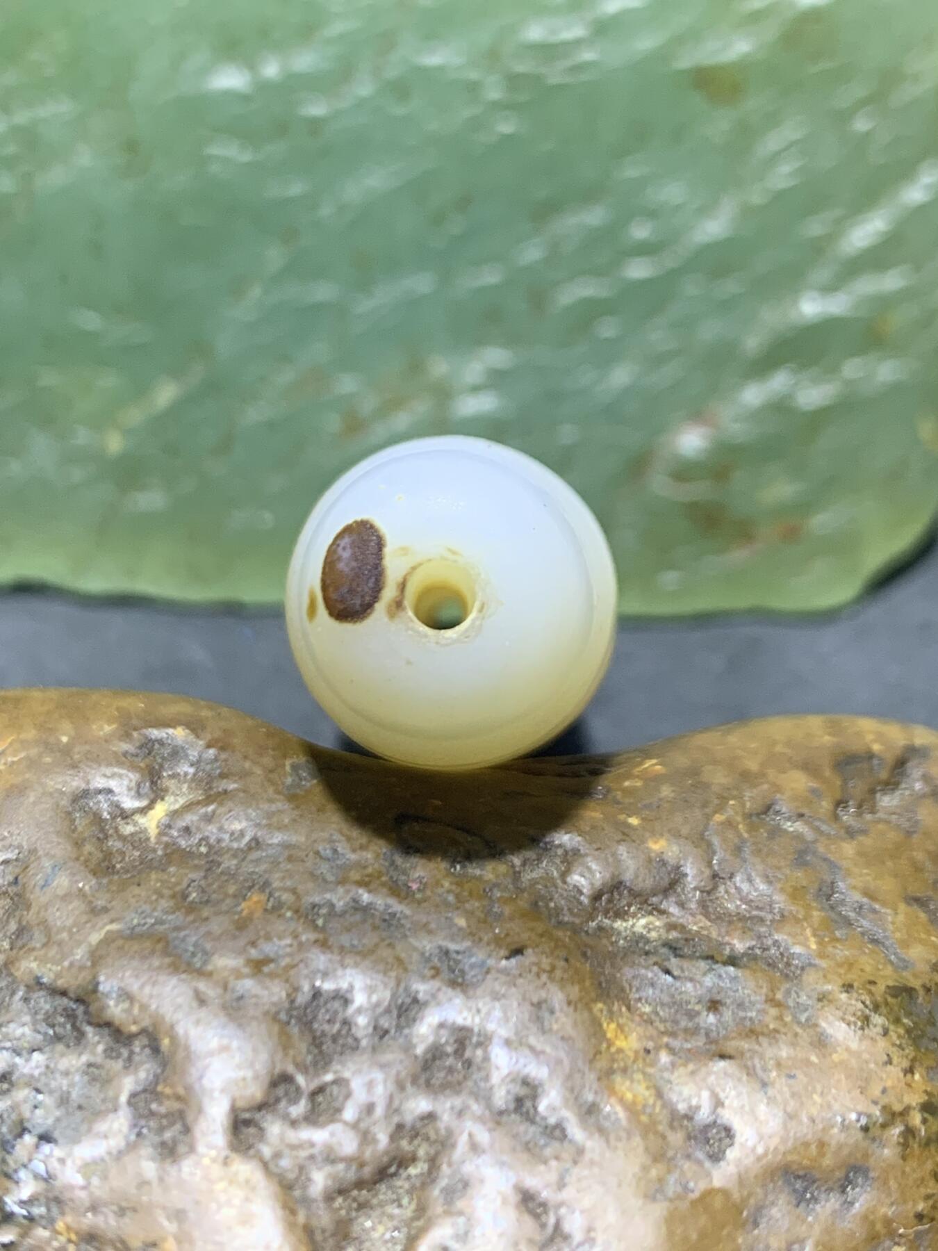 亚光冰透高玉化白缠丝玛瑙随形三眼天珠一颗，