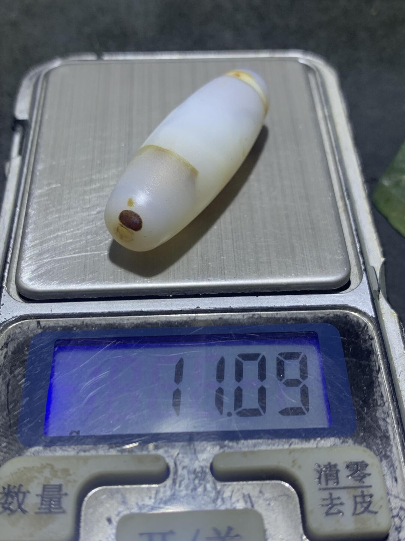 亚光冰透高玉化白缠丝玛瑙随形三眼天珠一颗，