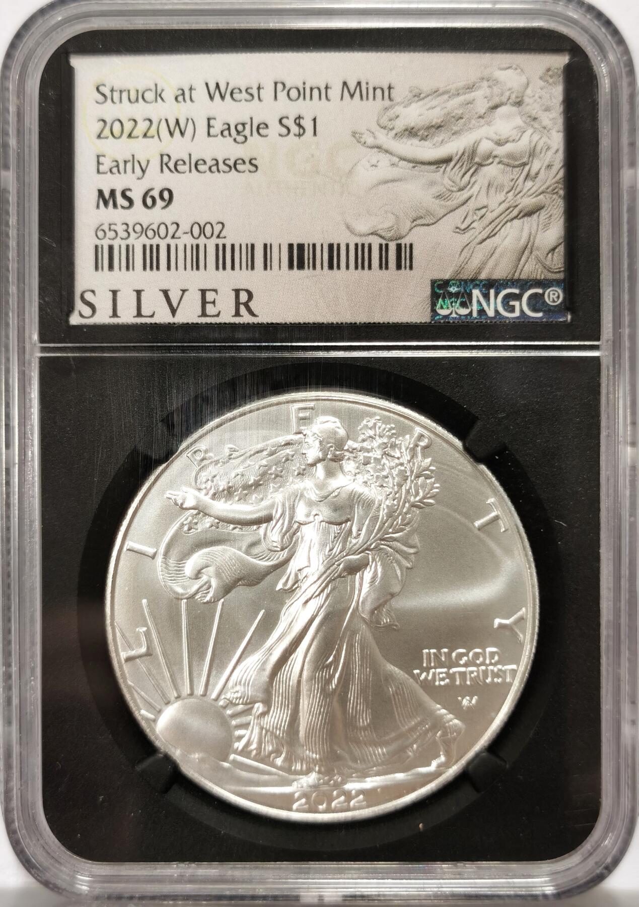 博洋堂世界钱币拍卖第108期（全场包邮） 美国2022年鹰洋自由行走女神扬翅鹰1美元银币NGC-MS69，币面清爽干净又漂亮，打制精美，状态一流。性价比极高，币和70分比无任何缺陷，几乎无差别。