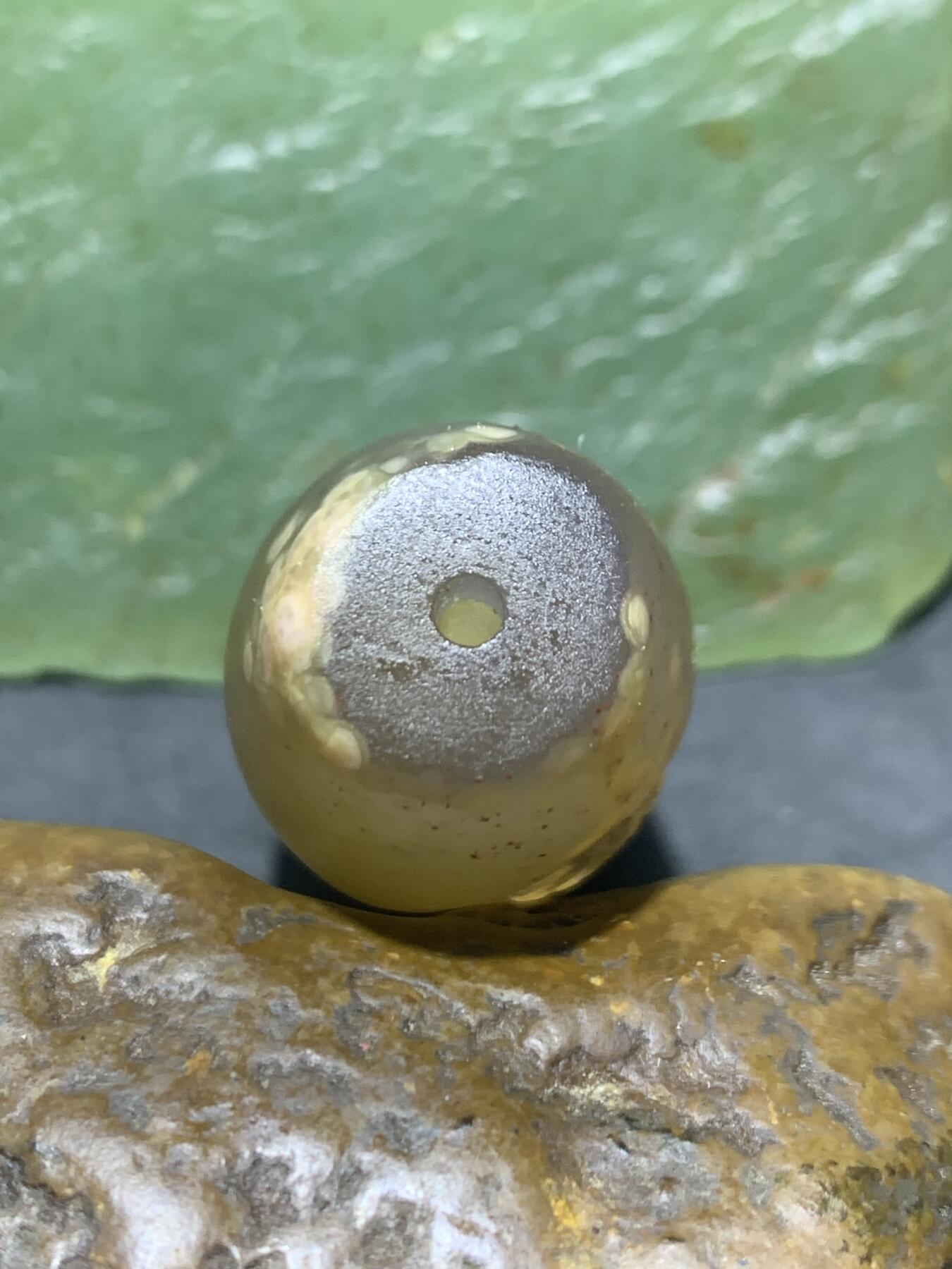 精美亚光高玉化气泡纹巴西玛瑙手工雕刻求佛问道意境大桶珠一个！