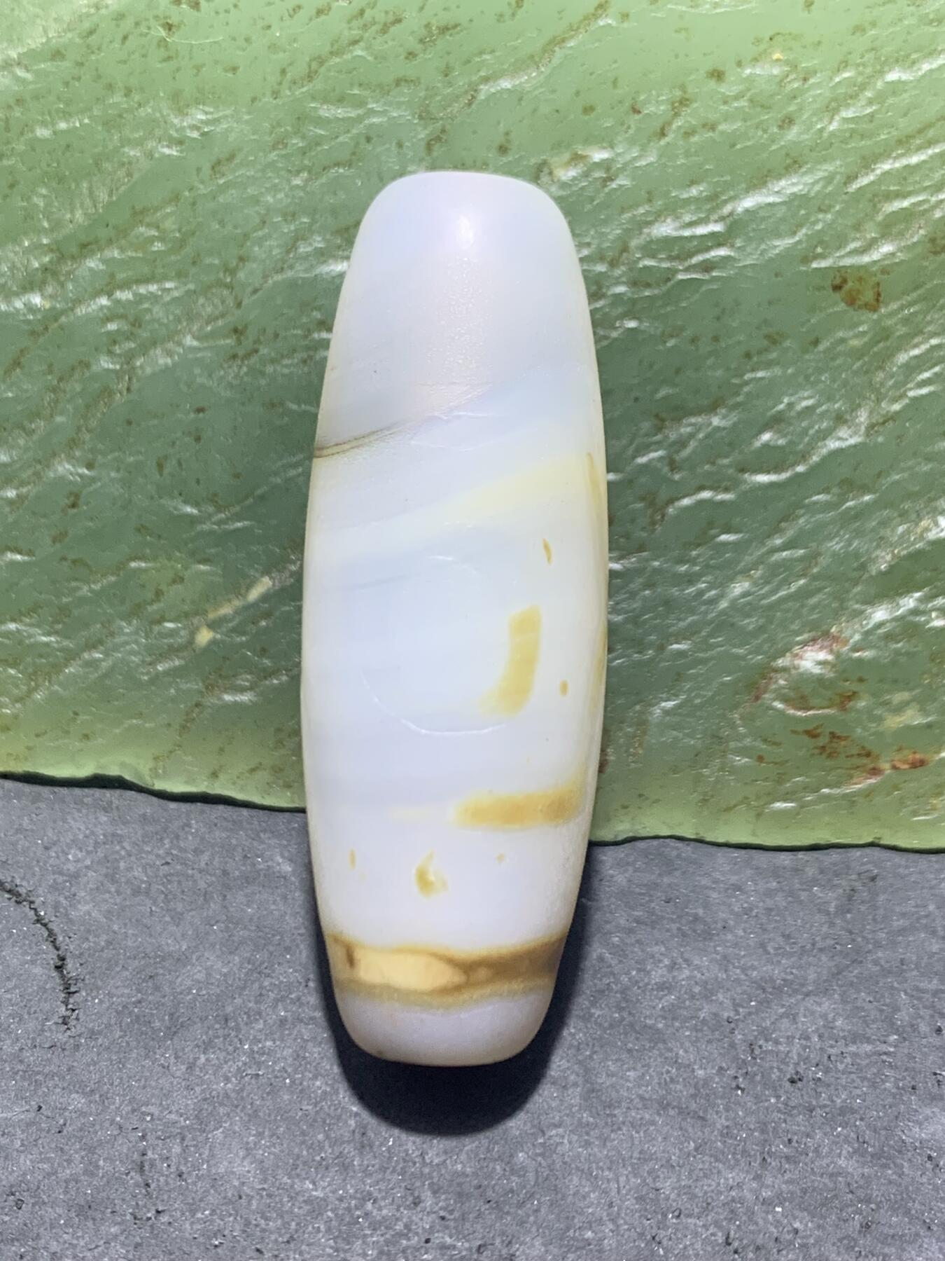 亚光冰透高玉化白缠丝玛瑙随形三眼天珠一颗，