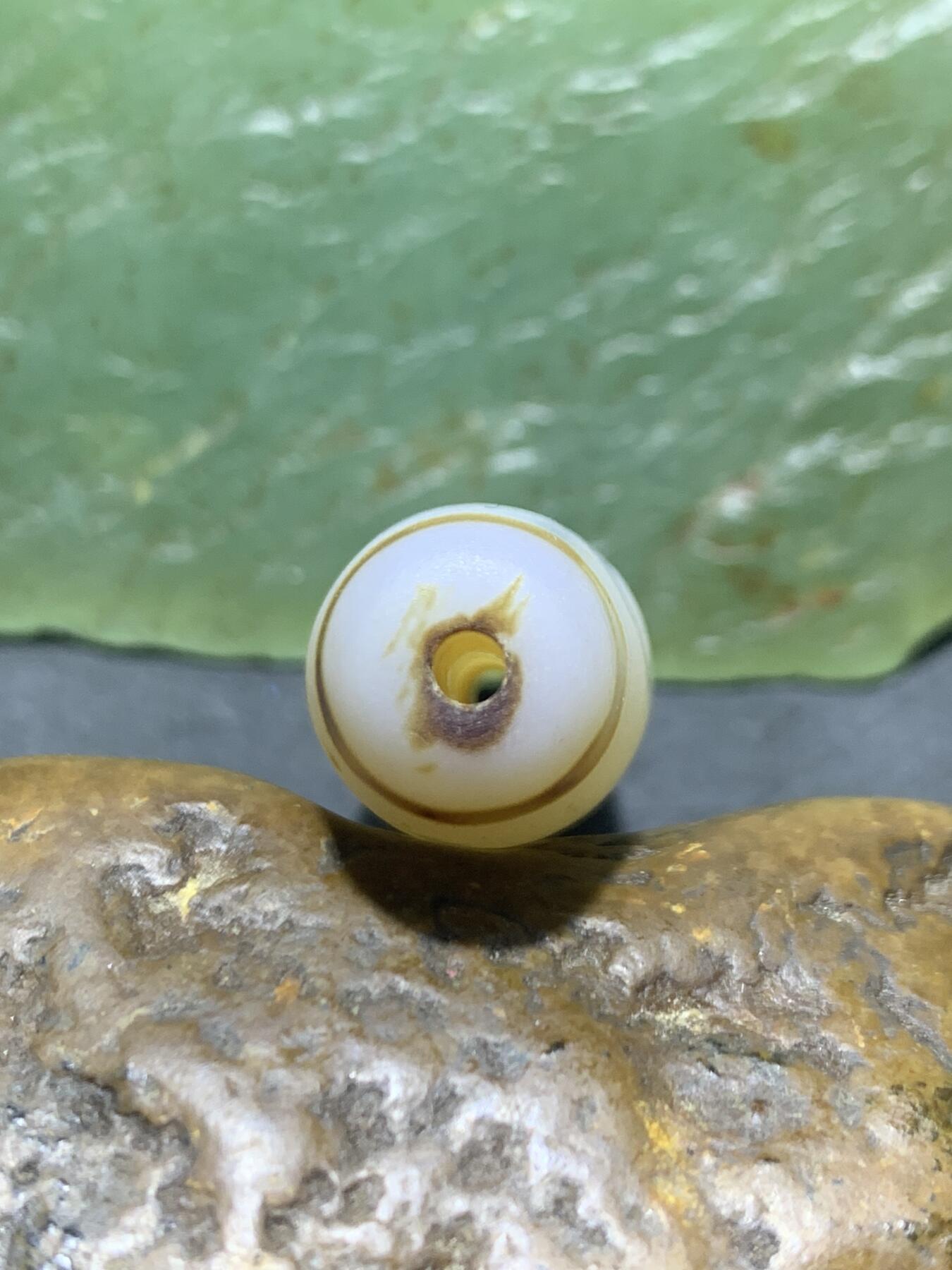 亚光冰透高玉化白缠丝玛瑙随形三眼天珠一颗，