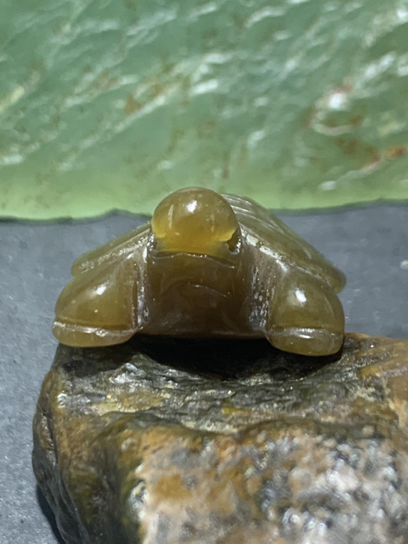 精美天然青海糖料和田玉雕刻复古长寿龟吊坠一个，，