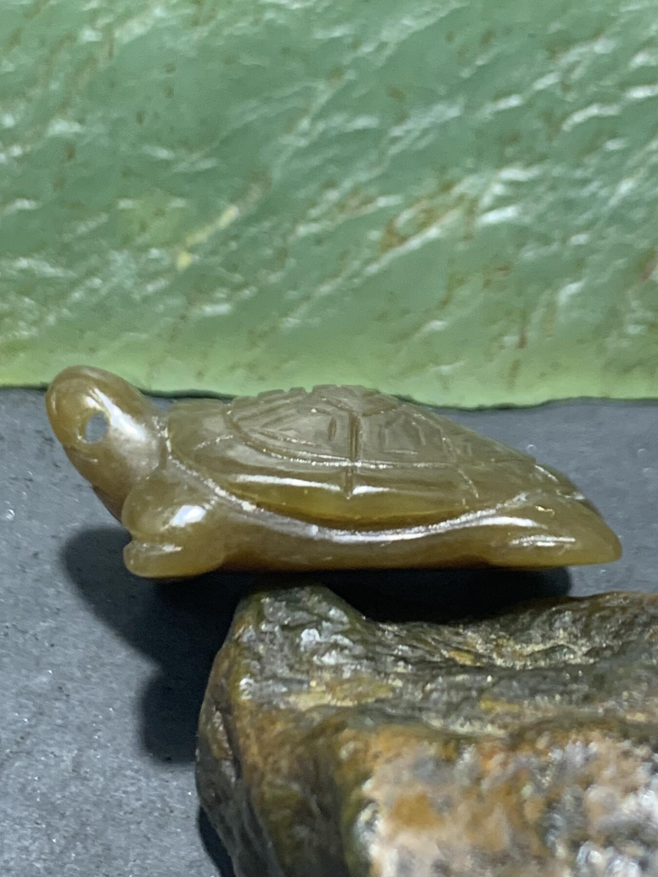 精美天然青海糖料和田玉雕刻复古长寿龟吊坠一个，，