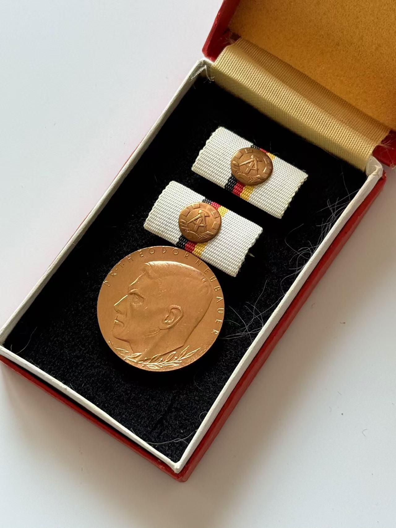 RimeNova韵星2025军品类春季拍卖会-- RimeNova 2025 Spring Militaria Sale 民主德国西奥多·纽博尔奖章带盒略