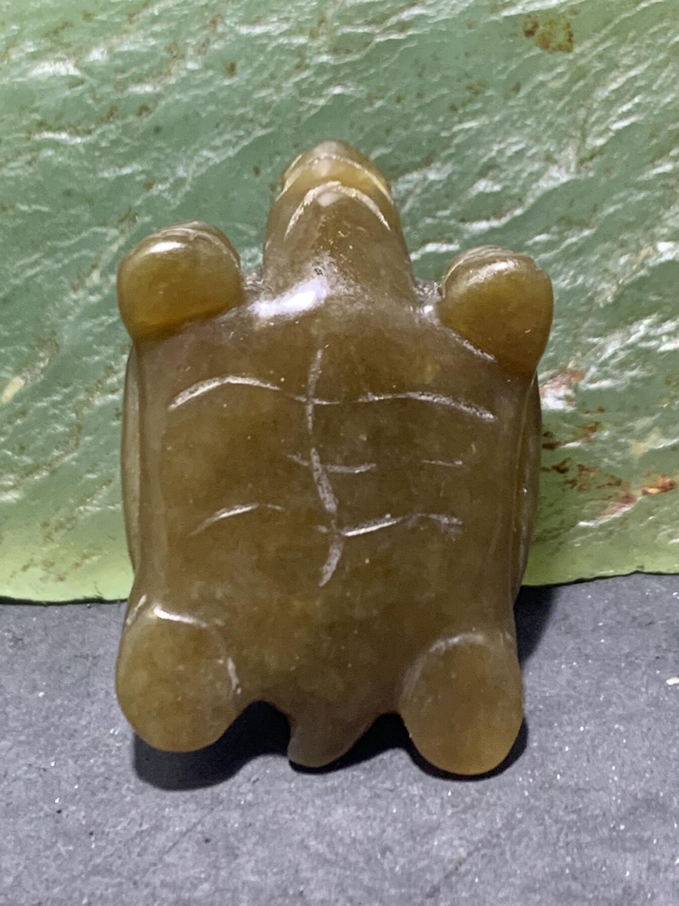 精美天然青海糖料和田玉雕刻复古长寿龟吊坠一个，，