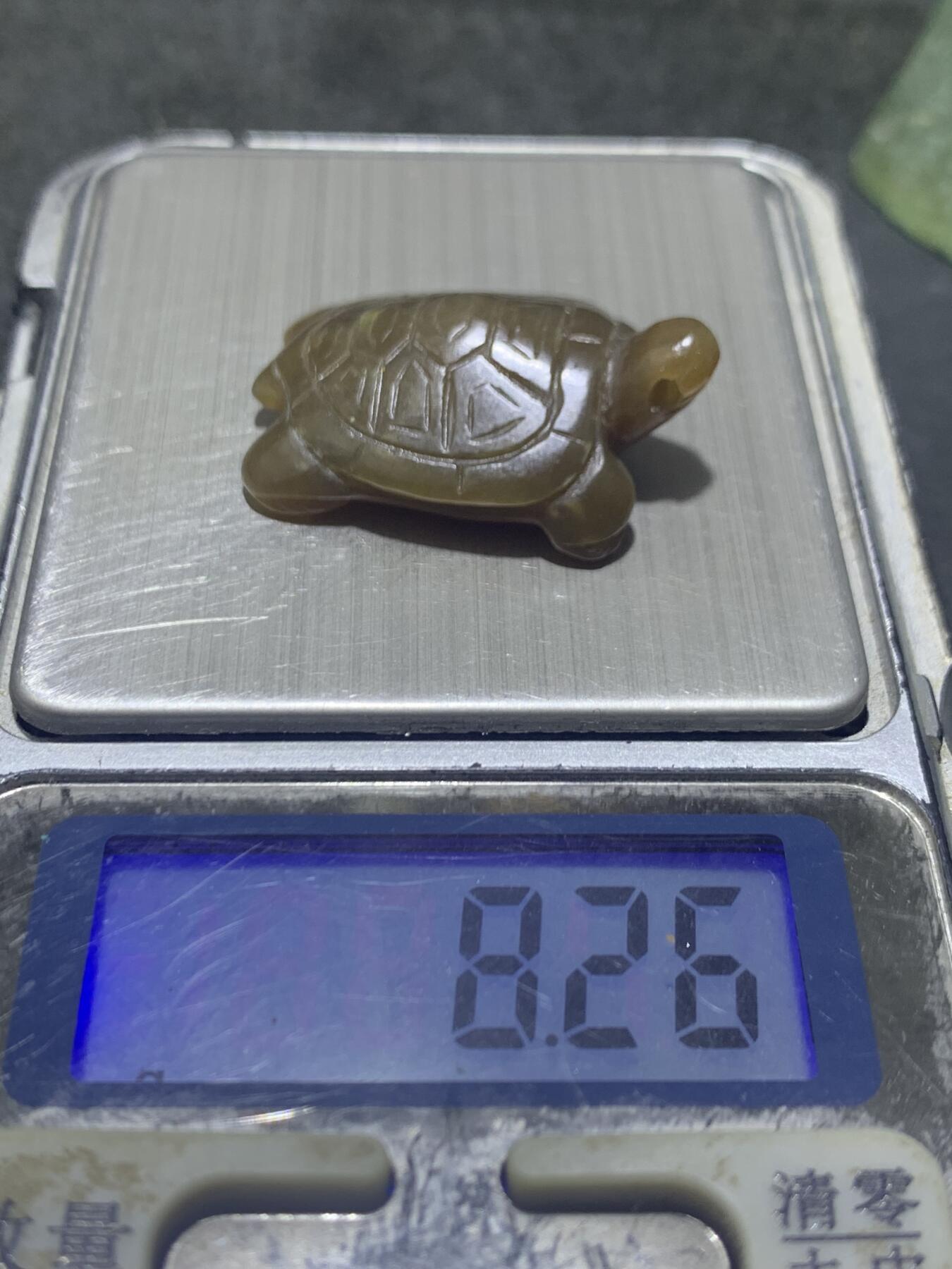 精美天然青海糖料和田玉雕刻复古长寿龟吊坠一个，，