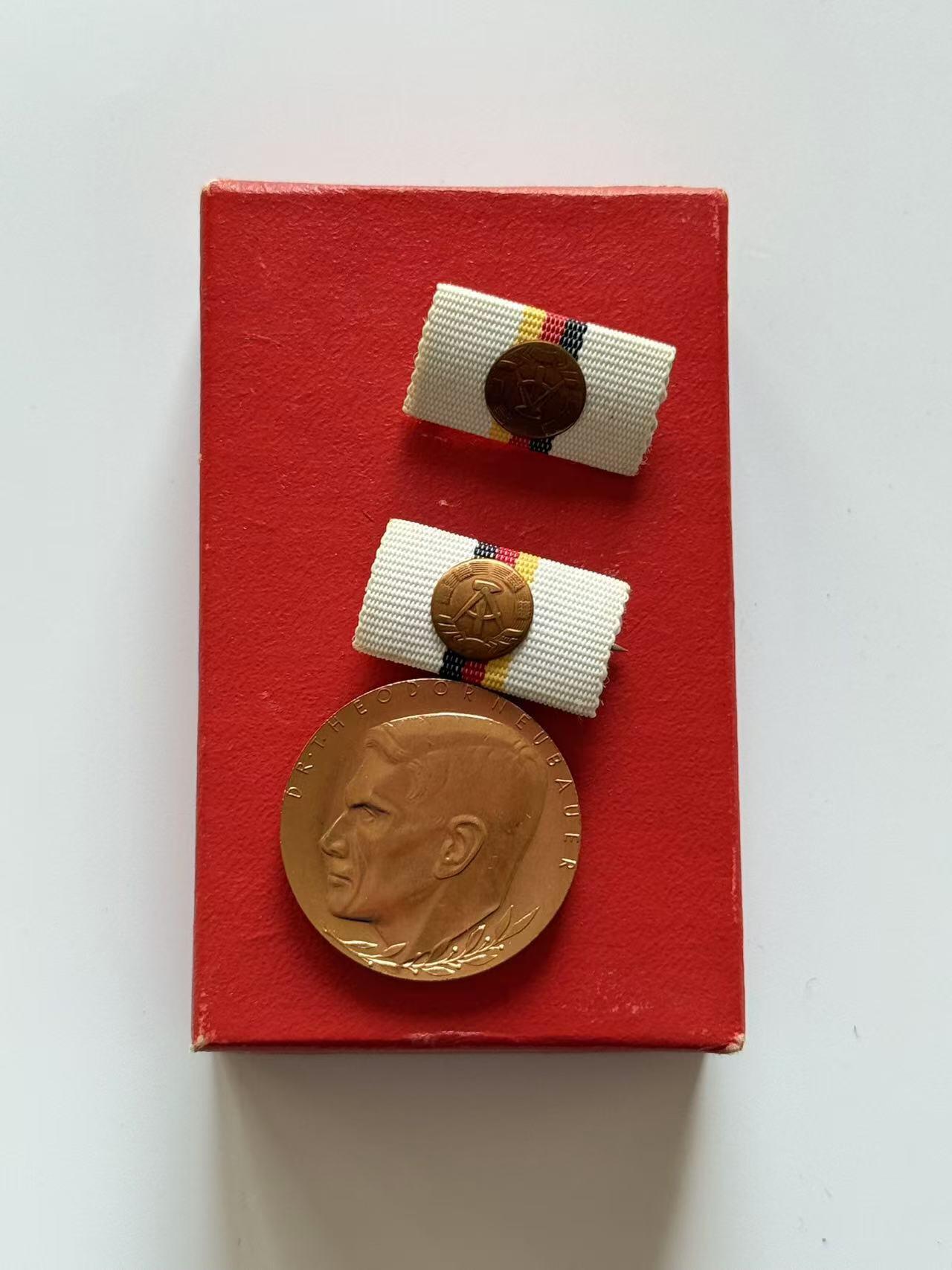 RimeNova韵星2025军品类春季拍卖会-- RimeNova 2025 Spring Militaria Sale 民主德国西奥多·纽博尔奖章带盒略