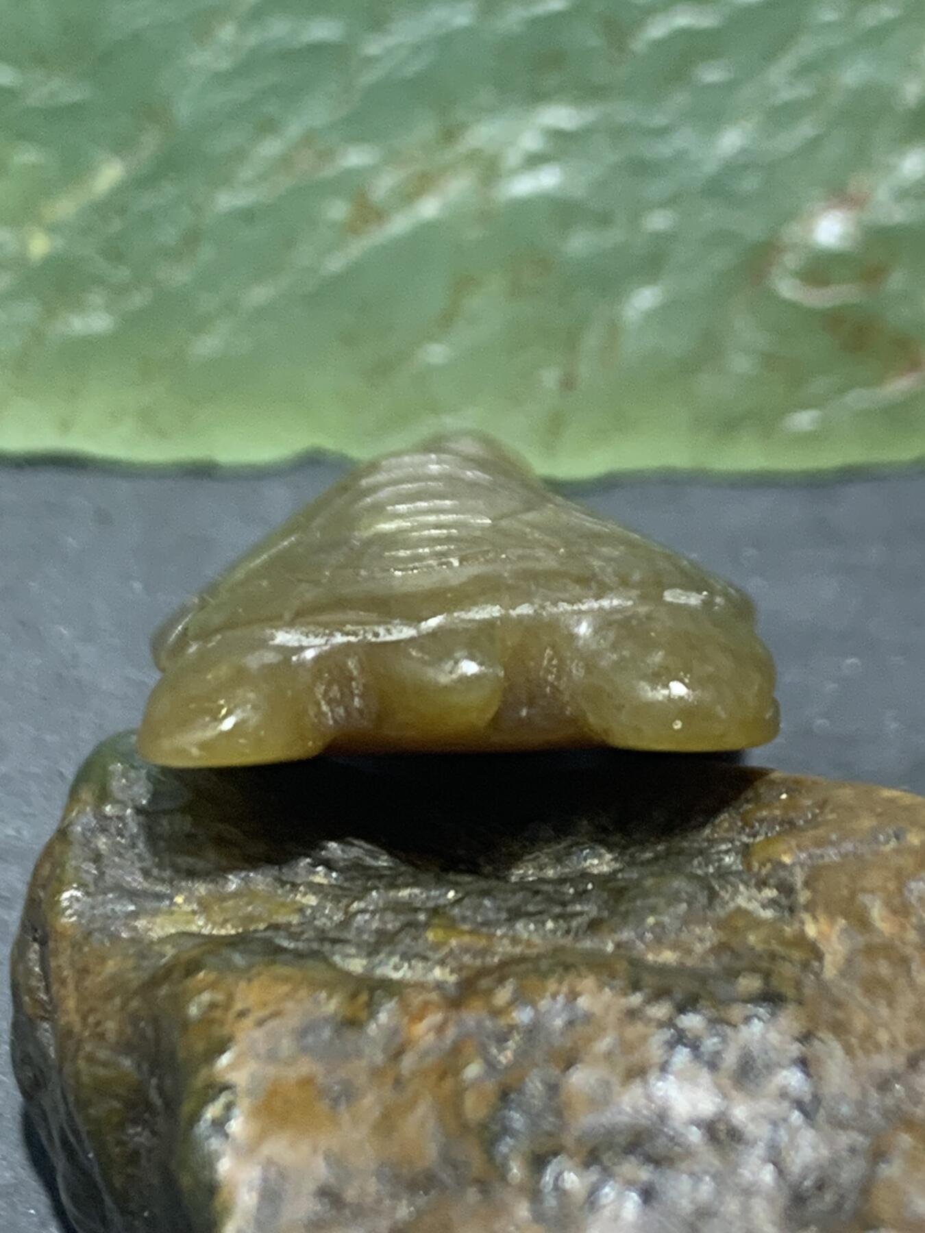 精美天然青海糖料和田玉雕刻复古长寿龟吊坠一个，，