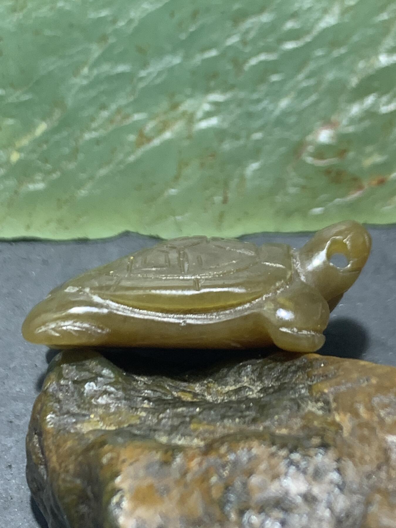 精美天然青海糖料和田玉雕刻复古长寿龟吊坠一个，，