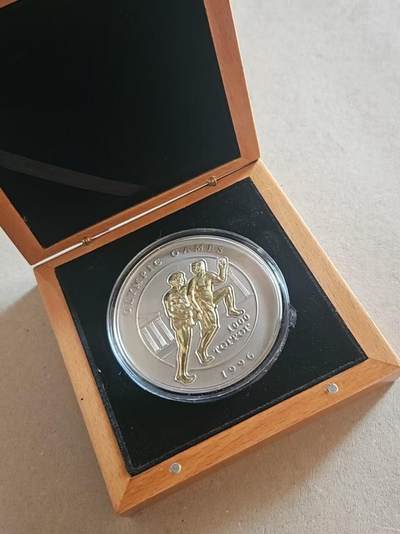 【币将精彩】世界钱币拍卖（2025-12-3） - 蒙古1996年奥运五盎司镀金银币  面值1000图，直径65毫米，磨砂面工艺。