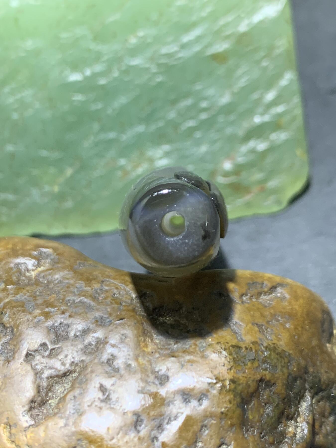 精美亚光高玉化缠丝玛瑙手工俏色巧雕无相佛意境桶珠一个！