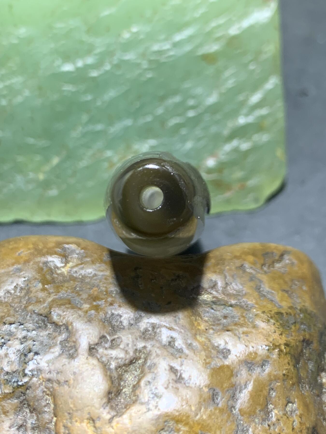 精美亚光高玉化缠丝玛瑙手工俏色巧雕无相佛意境桶珠一个！