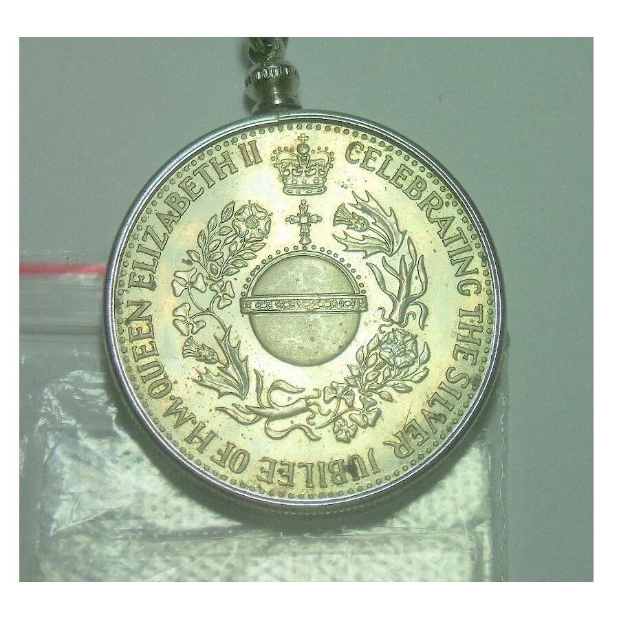 英国1977年 伊丽莎白银婚镀银高浮雕精制币章吊坠 40MM
